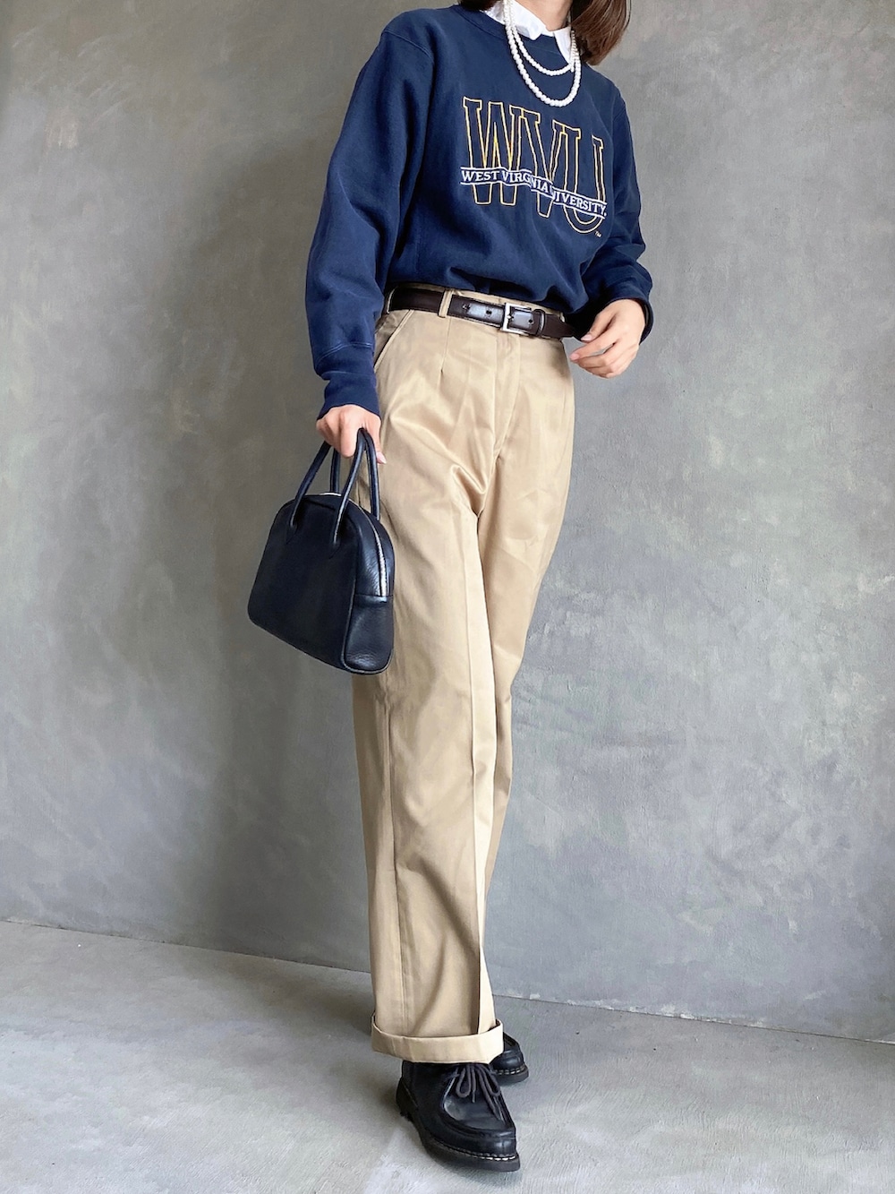 ブルー系のスウェット、ベージュ系のチノパンツ、ブラウン系のジャケット/アウターを着用したレディースの冬コーディネートの2枚目の写真