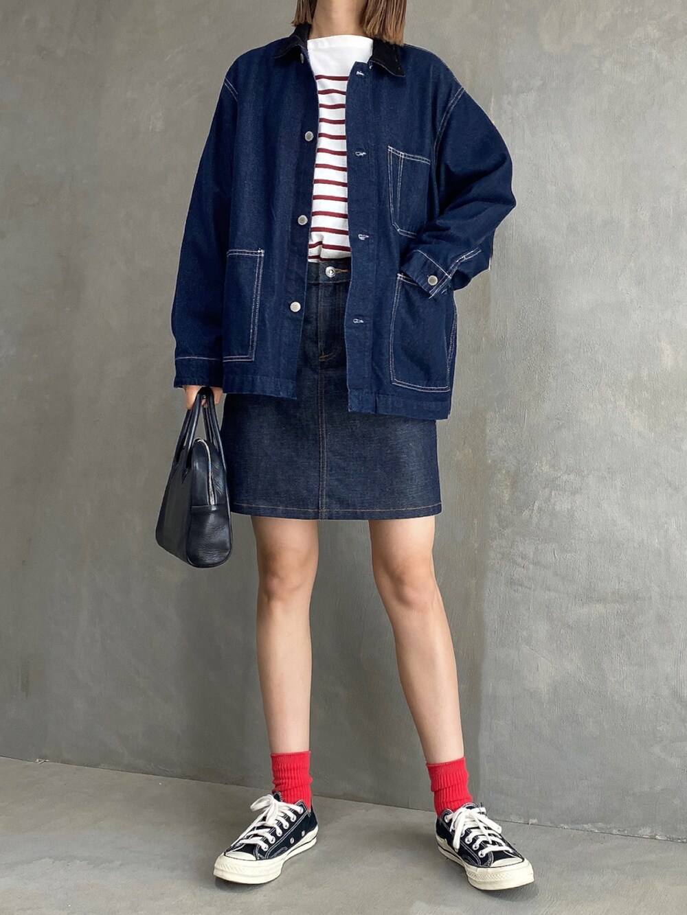 ブルー系のジャケット/アウター、ブルー系のスカート、ブラック系のスニーカーを着用したレディースの秋コーディネートの3枚目の写真