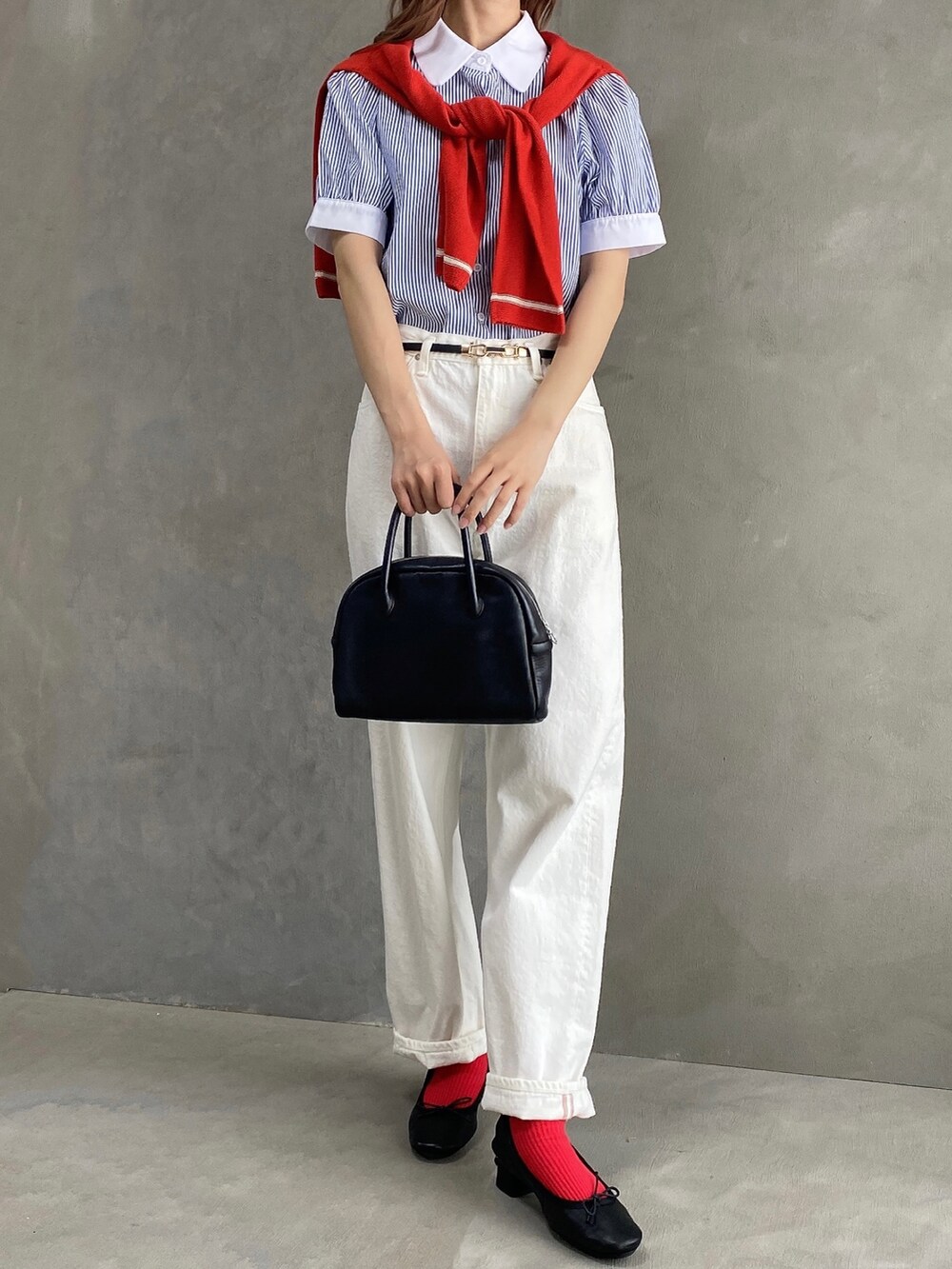 ホワイト系のデニムパンツ、ブルー系のシャツ/ブラウス、レッド系のカーディガン/ボレロを着用したレディースの春コーディネートの3枚目の写真