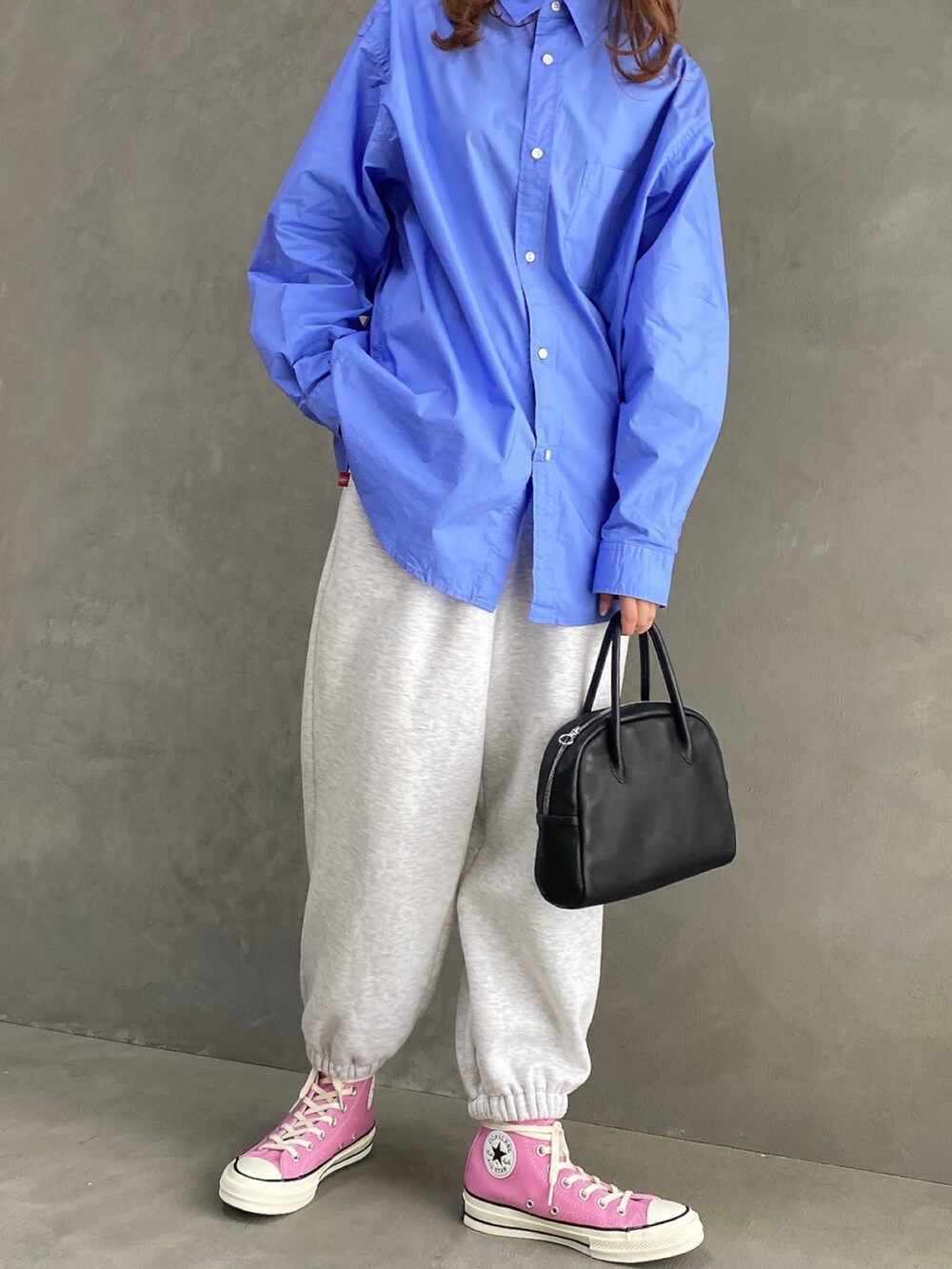 ブルー系のシャツ/ブラウス、ピンク系のスニーカー、ブラック系のボストンバッグを着用したレディースの春コーディネートの4枚目の写真