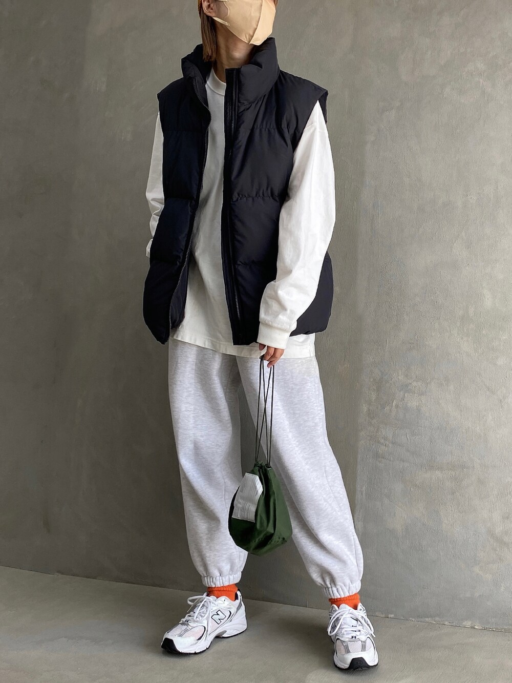ホワイト系のスニーカー、グレー系のスウェットパンツ、ブラック系のジャケット/アウターを着用したレディースの秋コーディネートの3枚目の写真