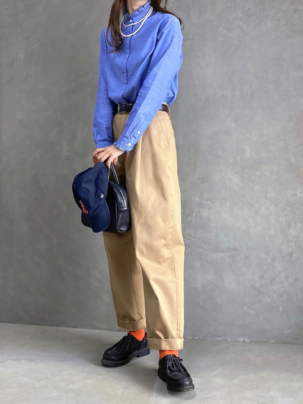 ブルー系のシャツ/ブラウス、ブラウン系のその他パンツ、ブラック系のドレスシューズを着用したレディースの秋コーディネートの2枚目の写真