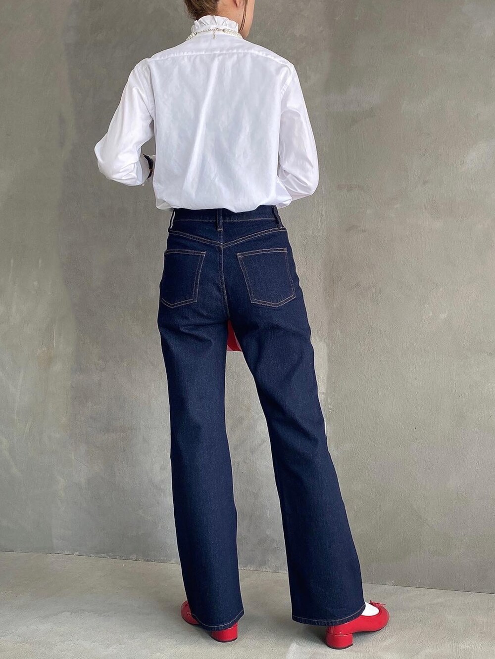 ホワイト系のシャツ/ブラウス、ブラック系のデニムパンツ、レッド系のパンプスを着用したレディースの夏コーディネートの2枚目の写真