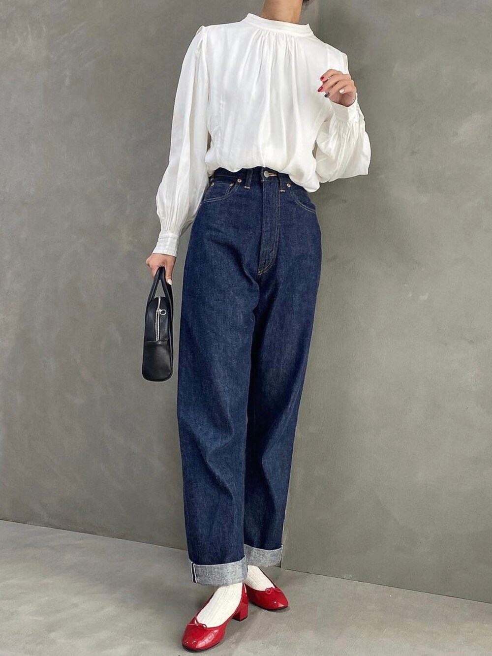 ホワイト系のシャツ/ブラウス、ブルー系のデニムパンツ、レッド系のパンプスを着用したレディースの春コーディネートの3枚目の写真