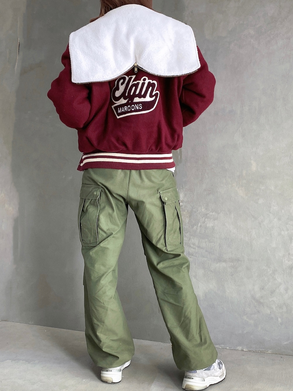 グレー系のスニーカー、グリーン系のカーゴパンツ、ホワイト系のスウェットを着用したレディースの冬コーディネートの3枚目の写真