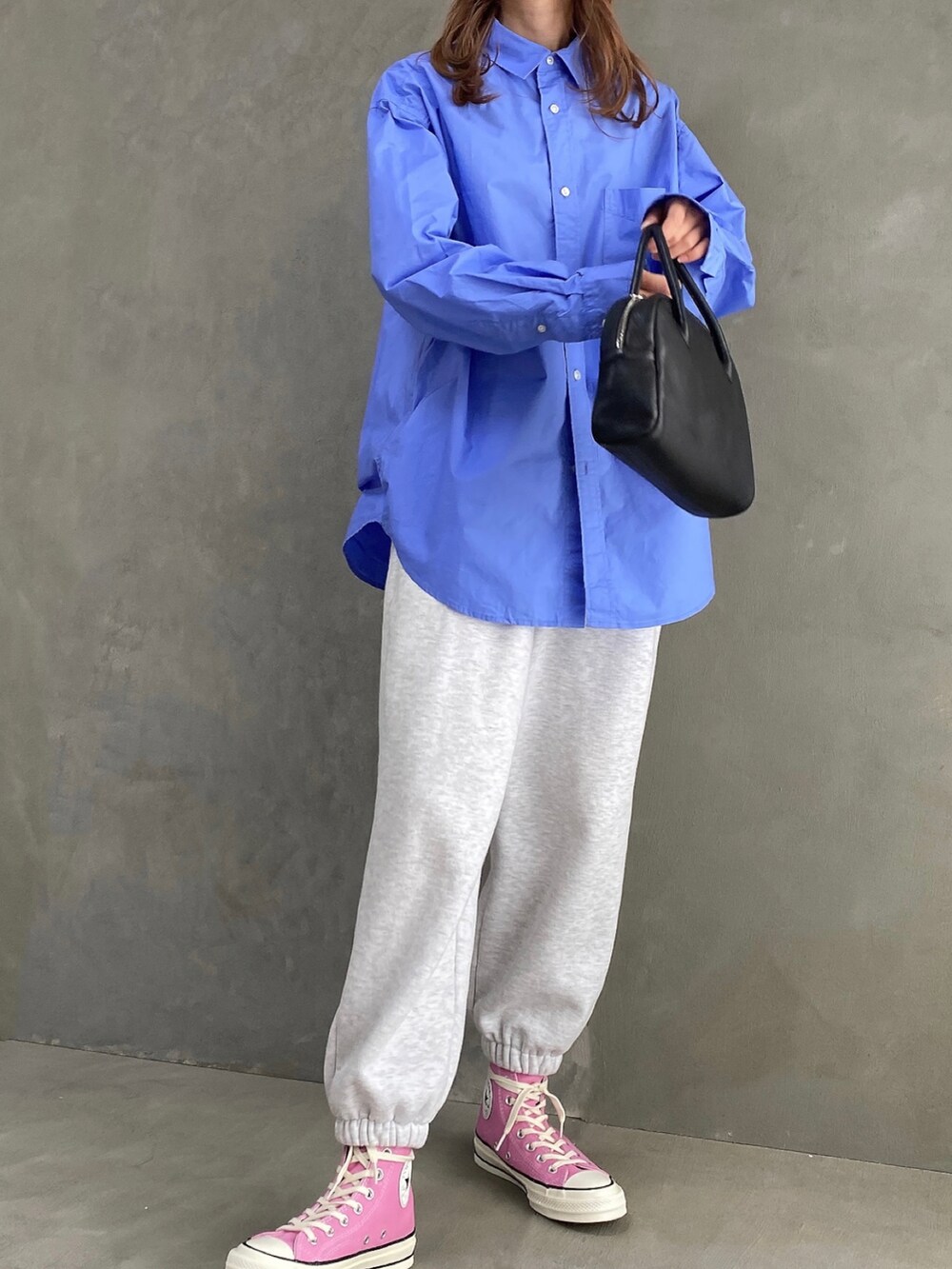 ブルー系のシャツ/ブラウス、ピンク系のスニーカー、ブラック系のボストンバッグを着用したレディースの春コーディネートの2枚目の写真