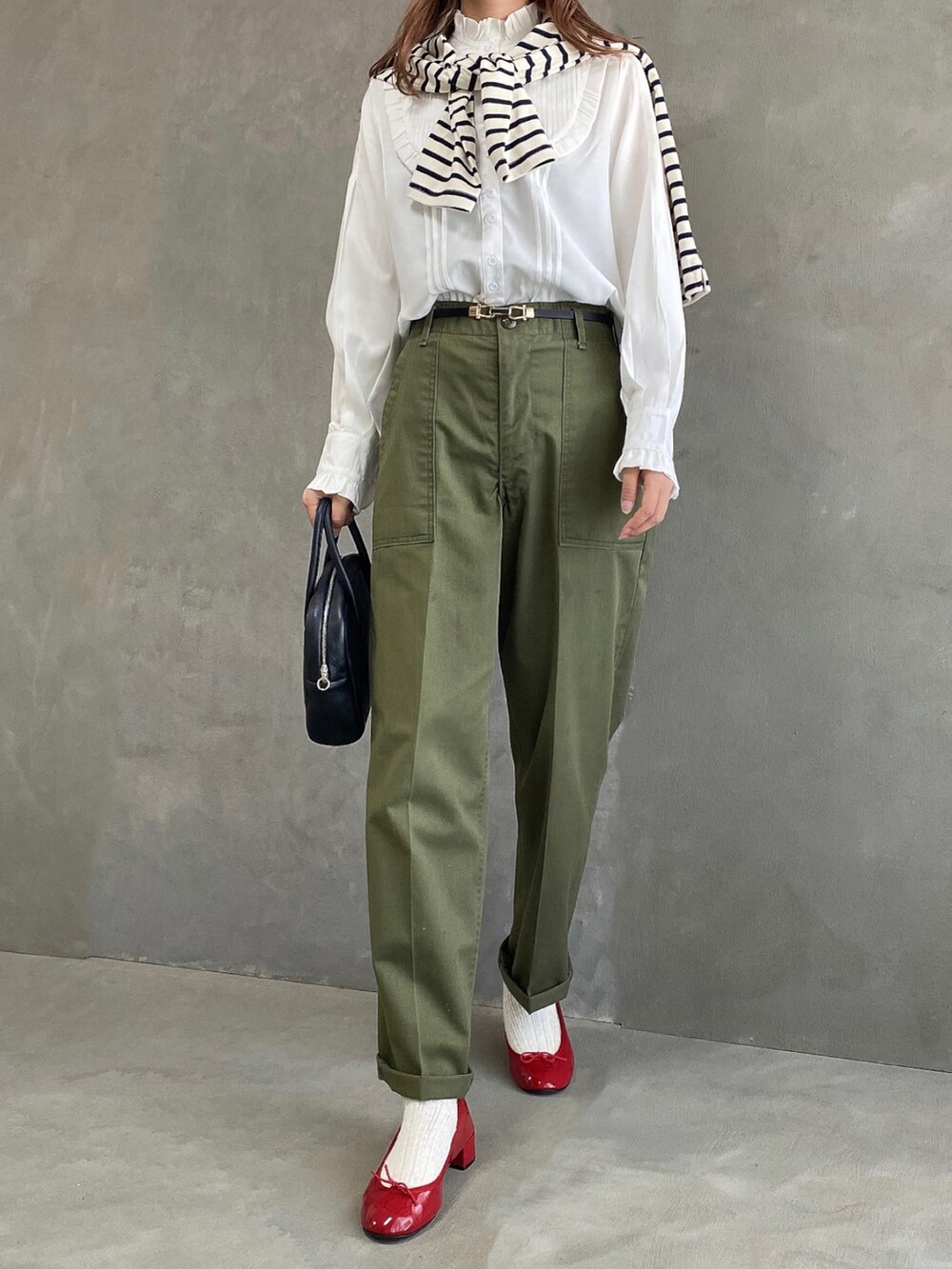 ホワイト系のシャツ/ブラウス、グリーン系のパンツ、ブラック系のボストンバッグを着用したレディースの春コーディネートの3枚目の写真