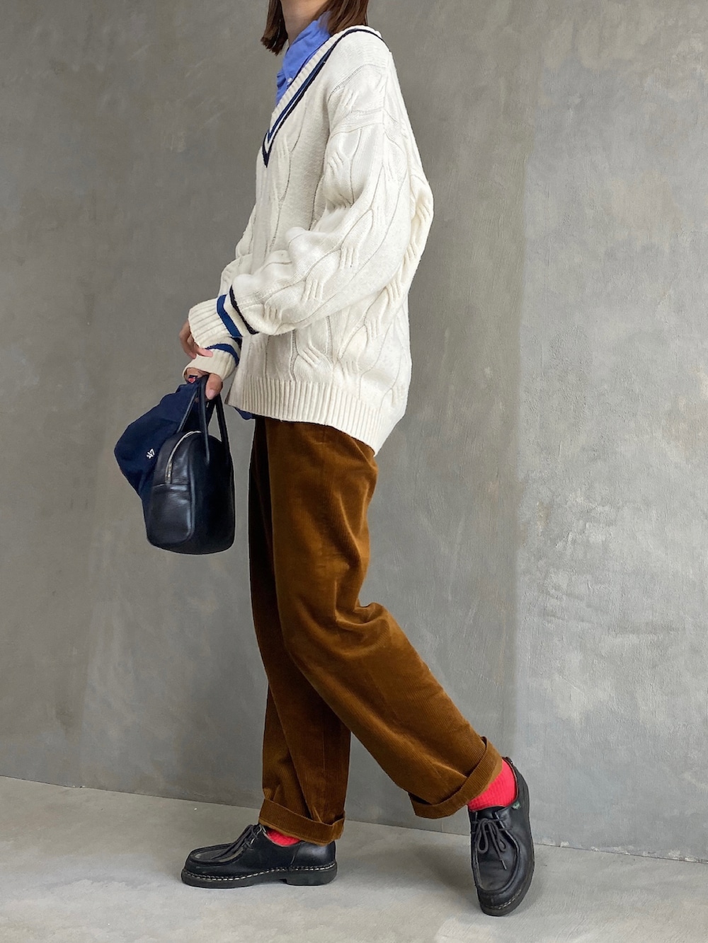 ホワイト系のニット/セーター、ブラウン系のその他パンツ、ブラック系のドレスシューズを着用したレディースの秋コーディネートの2枚目の写真