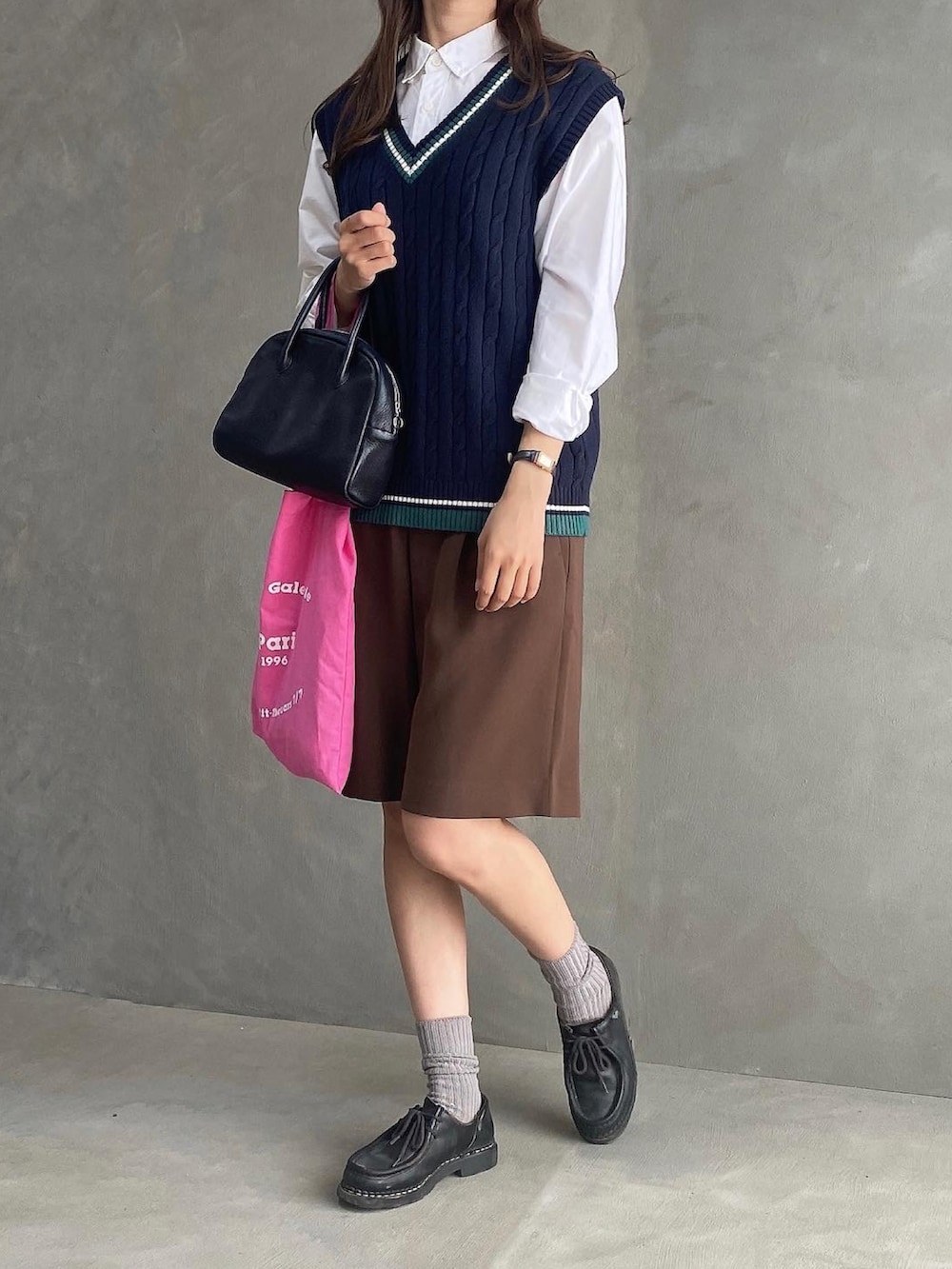 ブラック系のベスト、ブラック系のボストンバッグ、ブラウン系のその他パンツを着用したレディースの秋コーディネートの2枚目の写真