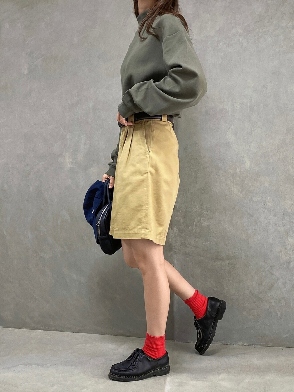 ブラック系のドレスシューズ、ベージュ系のパンツ、グリーン系のトップスを着用したレディースの秋コーディネートの3枚目の写真