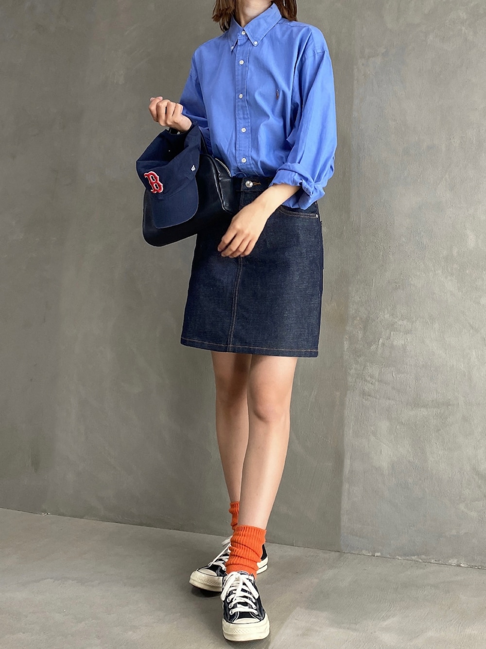 ブルー系のスカート、ブルー系のシャツ/ブラウス、ブラック系のボストンバッグを着用したレディースの秋コーディネートの4枚目の写真