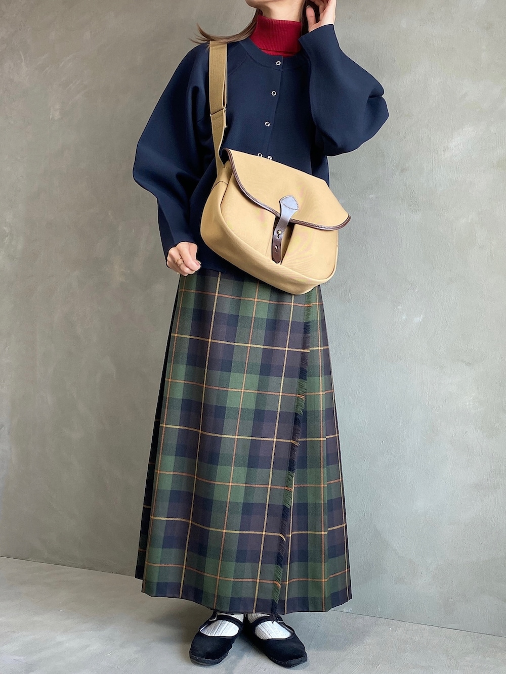 レッド系のトップス、ブルー系のニット/セーター、ブラック系のバレエシューズを着用したレディースの春コーディネートの2枚目の写真