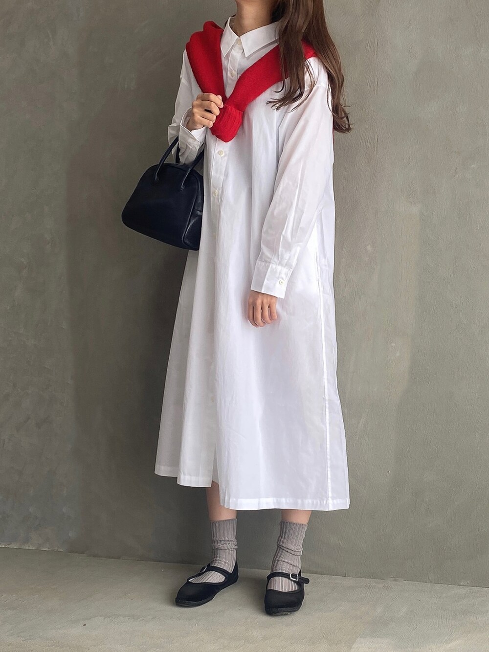 ブラック系のボストンバッグ、ブラック系のその他シューズ、ホワイト系のワンピース/ドレスを着用したレディースの秋コーディネートの2枚目の写真