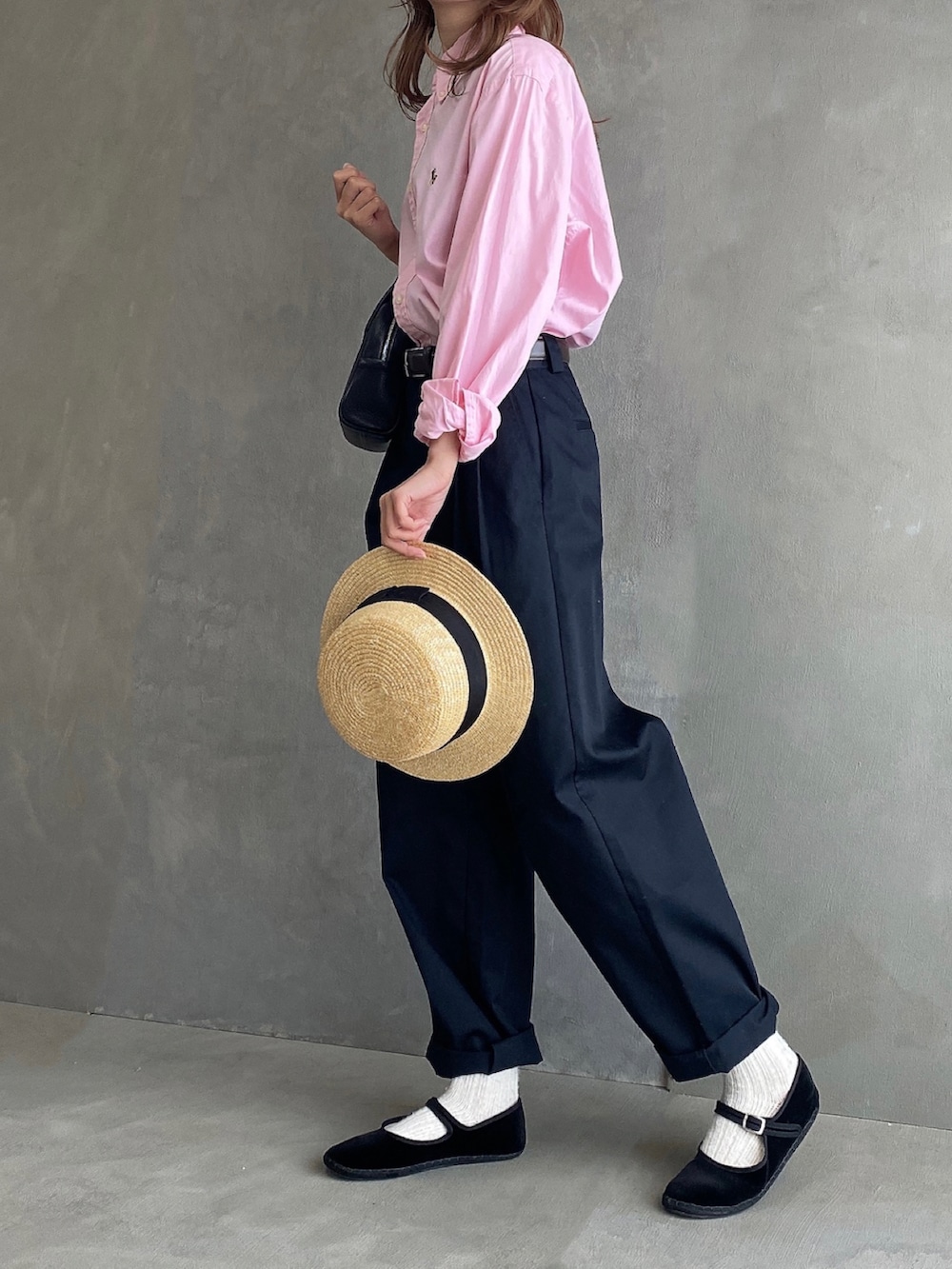 ピンク系のシャツ/ブラウス、ブルー系のチノパンツ、ブラック系のボストンバッグを着用したレディースの春コーディネートの2枚目の写真