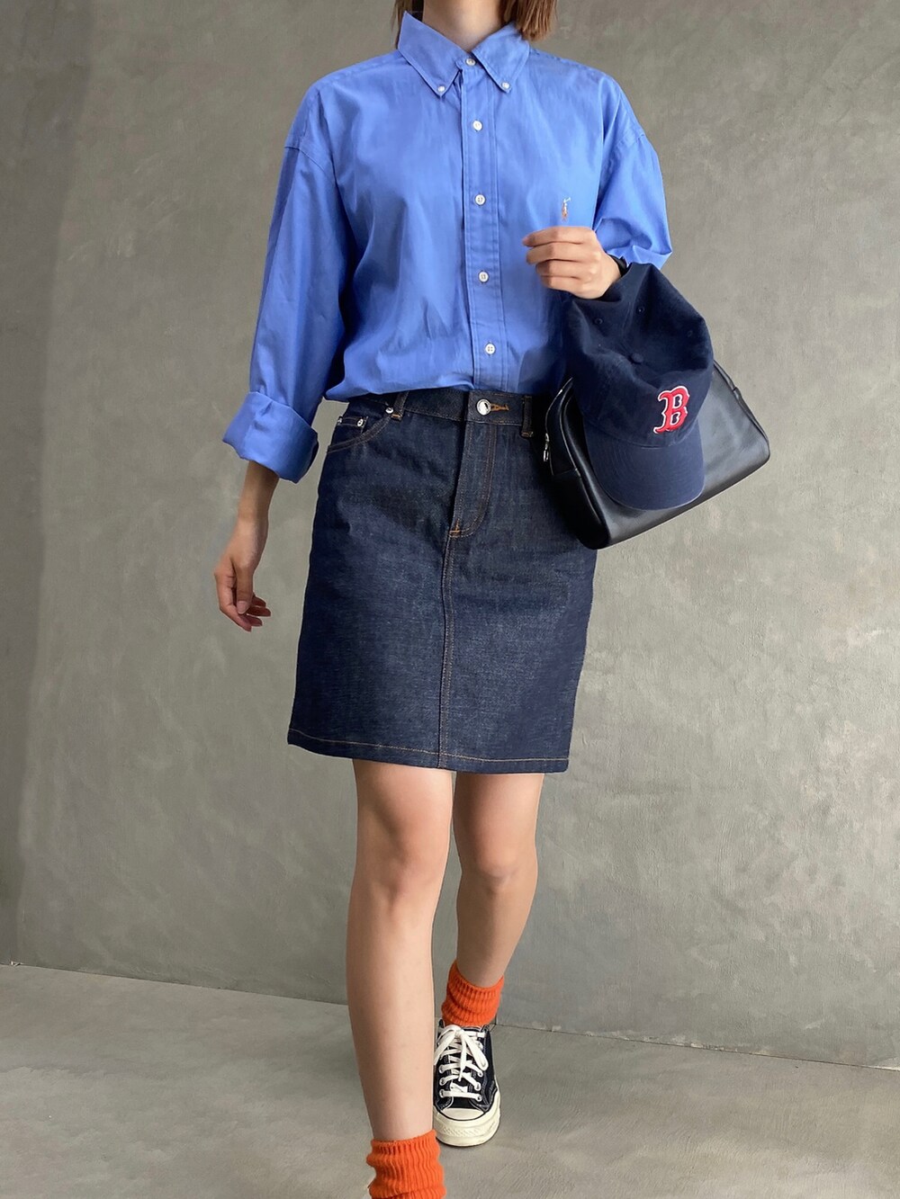 ブルー系のスカート、ブルー系のシャツ/ブラウス、ブラック系のボストンバッグを着用したレディースの秋コーディネートの5枚目の写真