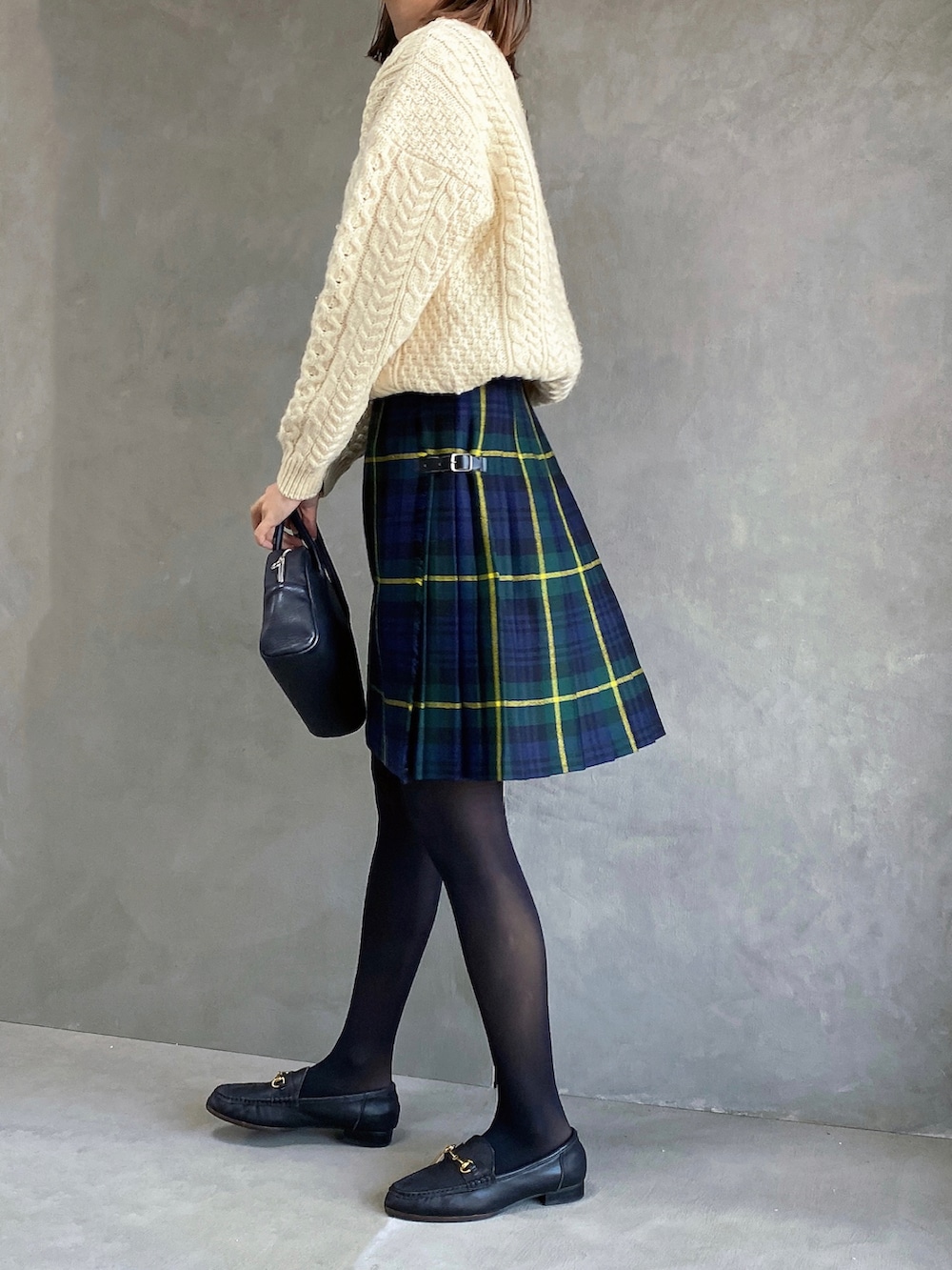 ブラウン系のテーラードジャケット、ブラック系のローファー、ブラック系のボストンバッグを着用したレディースの冬コーディネートの3枚目の写真