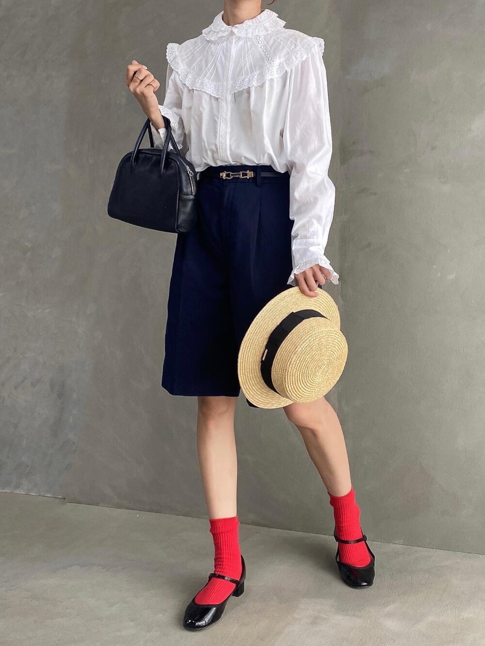 ホワイト系のシャツ/ブラウス、ブラック系のパンツ、ブラック系のボストンバッグを着用したレディースの夏コーディネートの2枚目の写真