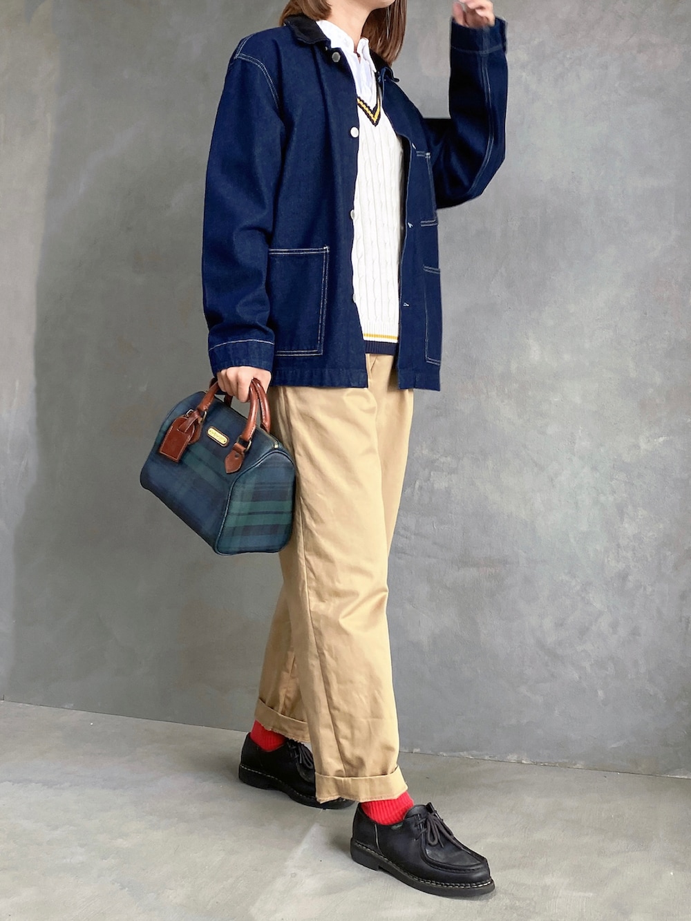ブルー系のジャケット/アウター、ホワイト系のニット/セーター、グリーン系のボストンバッグを着用したレディースの秋コーディネートの2枚目の写真