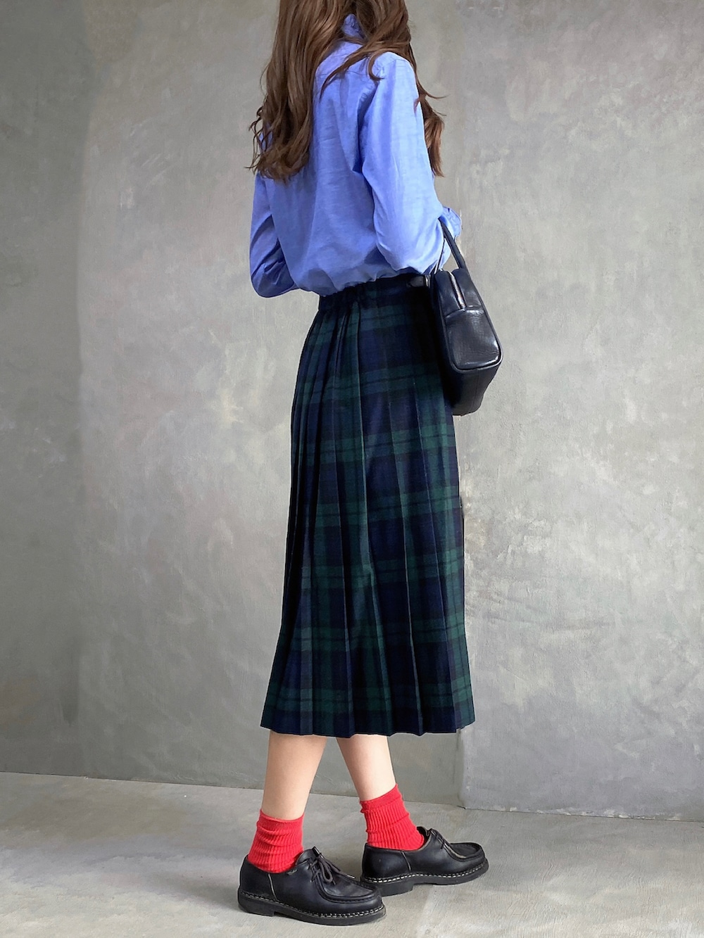 ブルー系のシャツ/ブラウス、ブラック系のスカート、ブラック系のボストンバッグを着用したレディースの秋コーディネートの3枚目の写真