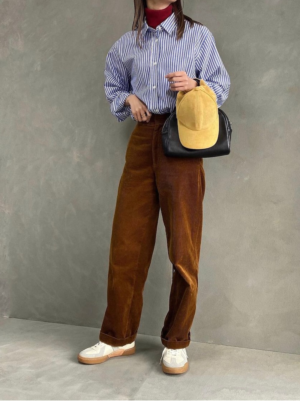 ブルー系のテーラードジャケット、ブルー系のシャツ/ブラウス、レッド系のトップスを着用したレディースの春コーディネートの2枚目の写真