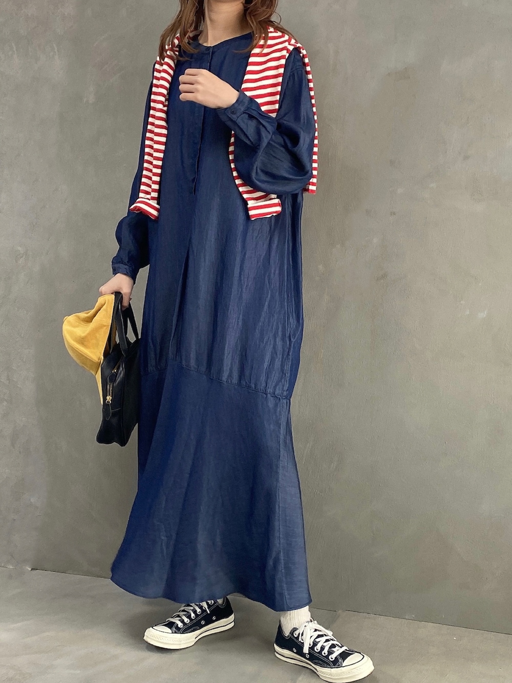 ブラック系のボストンバッグ、ホワイト系のTシャツ/カットソー、ブラック系のスニーカーを着用したレディースの春コーディネートの3枚目の写真