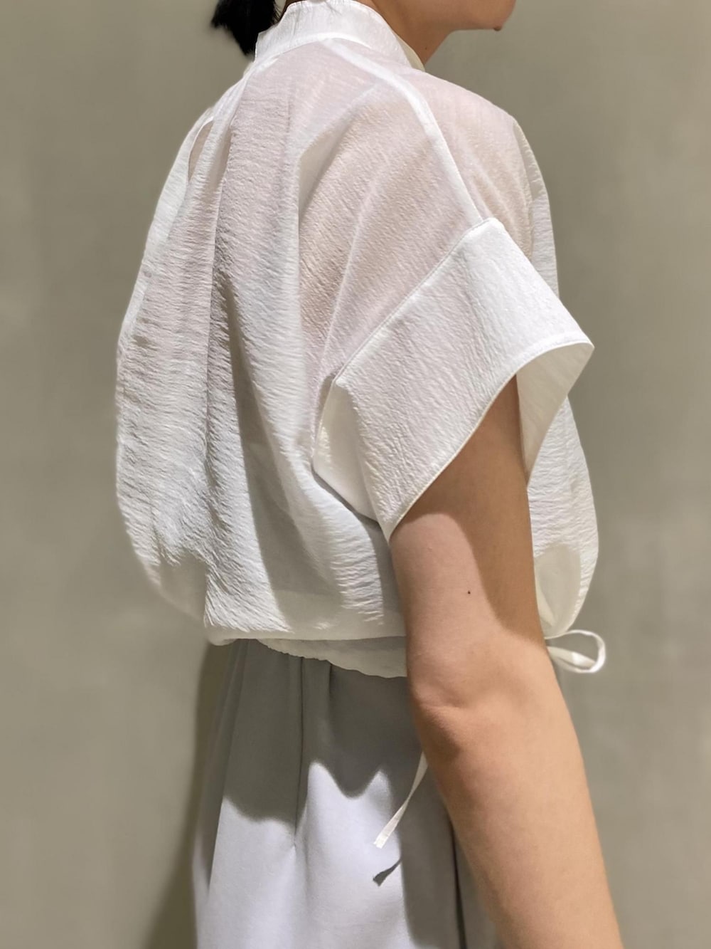 「スニーカー、コンバース、ワンピース、レイヤード、モノトーン、レイヤードスタイル、アダムエロペ(ADAM ET ROPE')、ロングワンピース、Adam et Rope'、モノトーンコーデ、真夏のアクティブスタイル、アウトドアスタイル」｜「ADAM ET ROPE'のレイヤードベアワンピース（ワンピース、ホワイト系）」を使った、ADAM ET ROPE' STAFFさん（レディース・165cm）の夏コーディネートの3枚目の写真