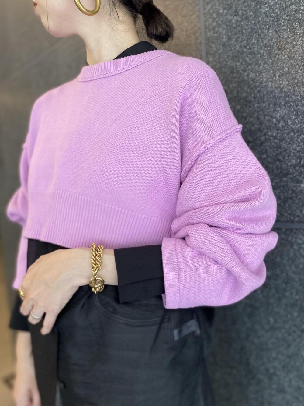 ブラック系のシャツ/ブラウス、ピンク系のニット/セーター、グレー系のデニムパンツを着用したレディースの夏コーディネートの3枚目の写真