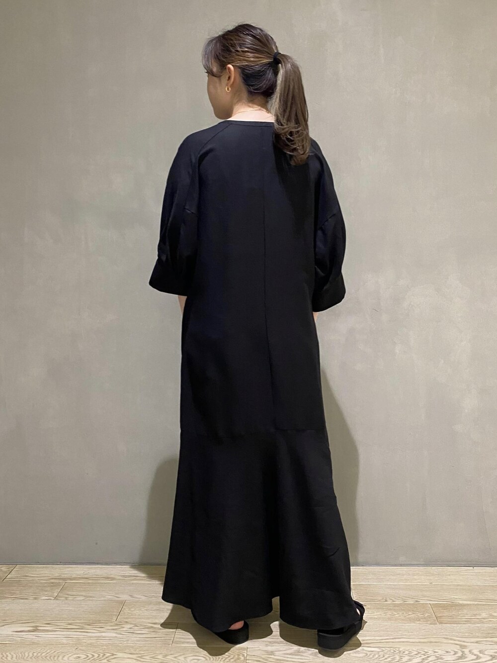 ブラック系のワンピース、ブラック系のサンダルを着用したレディースの春コーディネートの2枚目の写真