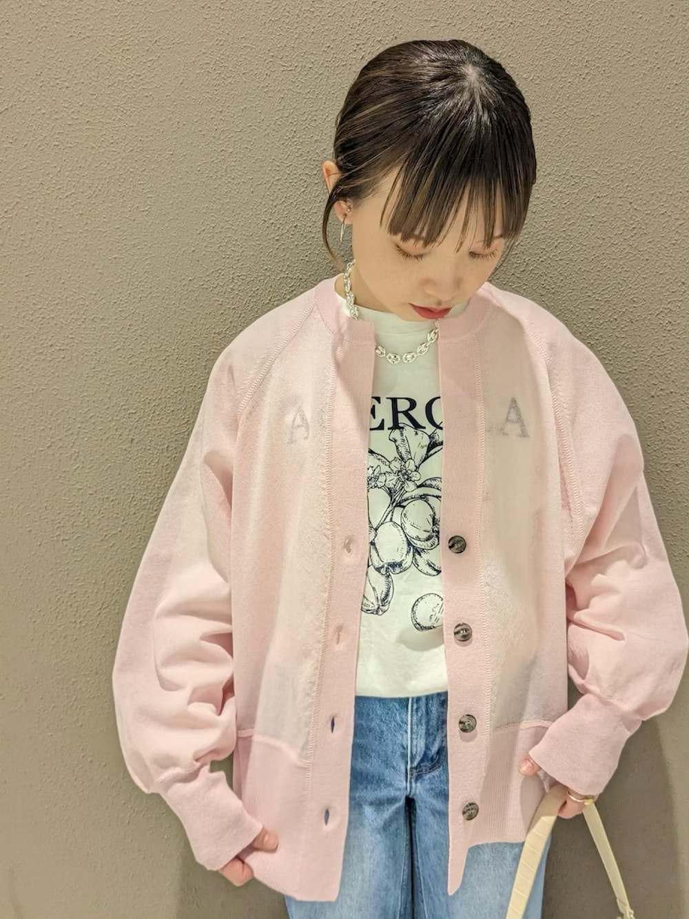 「ピンク、休日スタイル、アダムエロペ(ADAM ET ROPE')、Adam et Rope'、シアーカーディガン、アダムエロペ、adametrope、初夏コーデ、シアートップス、Adam et Ropé」｜「ADAM ET ROPE'の【GOOD ROCK SPEED】別注 ACEROLA LONG SLEEVE TEE（Tシャツ/カットソー、ホワイト系）」を使った、ADAM ET ROPE' STAFFさん（レディース・153cm）の春コーディネートの4枚目の写真