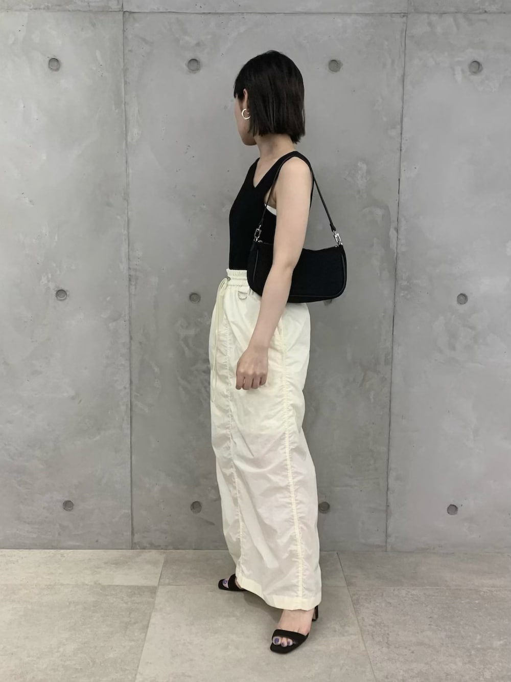 「モノトーン、休日コーデ、アダムエロペ(ADAM ET ROPE')、Adam et Rope'、カジュアルコーデ、アダムエロペ、低身長コーデ、adametrope、ナイロンスカート、スボーツミックス」｜「ADAM ET ROPE'のアシメタンクニット（タンクトップ、ブラック系）」を使った、ADAM ET ROPE' STAFFさん（レディース・154cm）の春コーディネートの4枚目の写真
