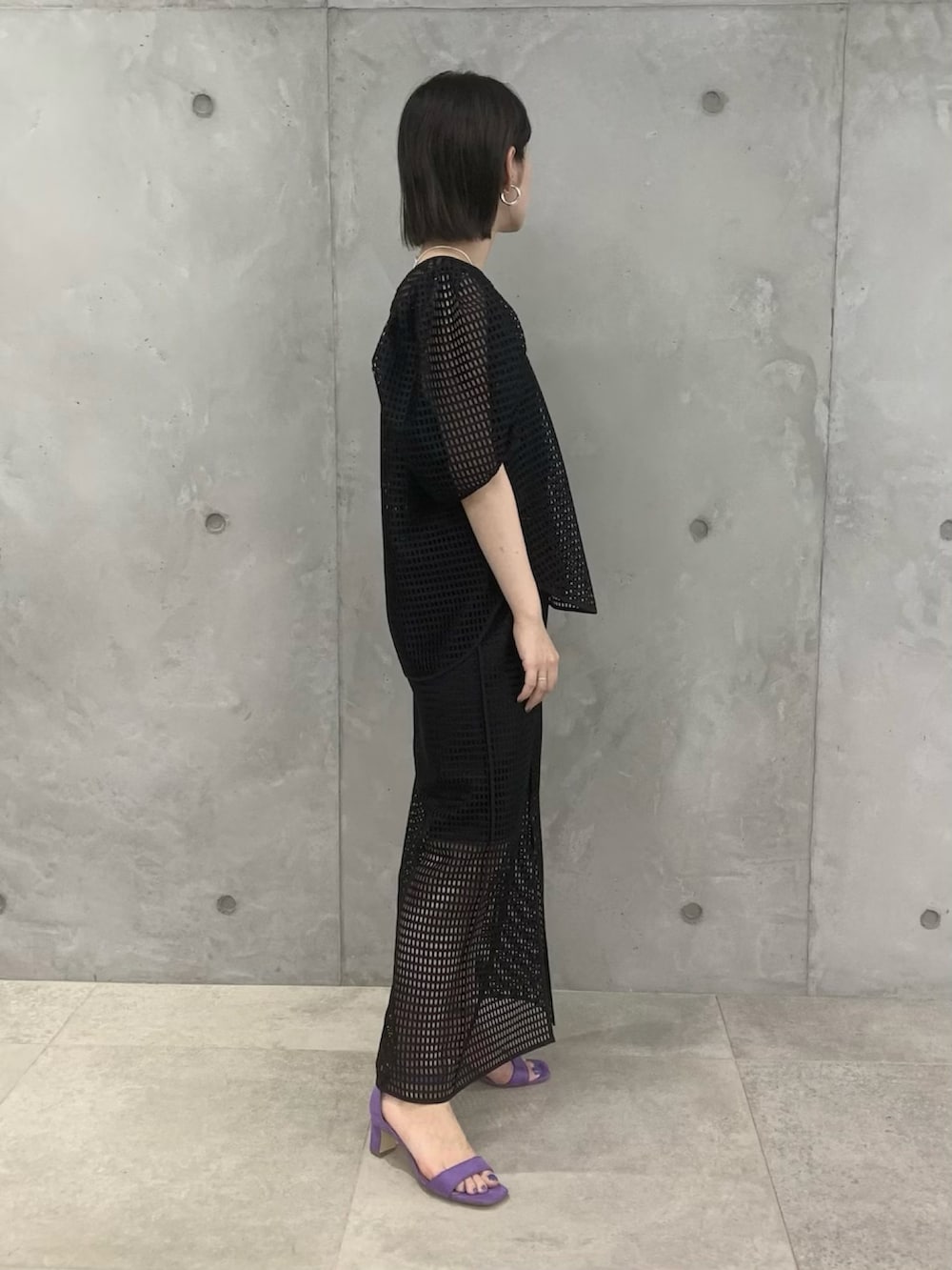 「セットアップ、アダムエロペ(ADAM ET ROPE')、Adam et Rope'、メッシュ、シアー、アダムエロペ、メッシュスカート、メッシュトップス、adametrope、シアートップス」｜「ADAM ET ROPE'の【セットアップ対応】メッシュレースブラウス（シャツ/ブラウス、ブラック系）」を使った、ADAM ET ROPE' STAFFさん（レディース・154cm）の春コーディネートの2枚目の写真