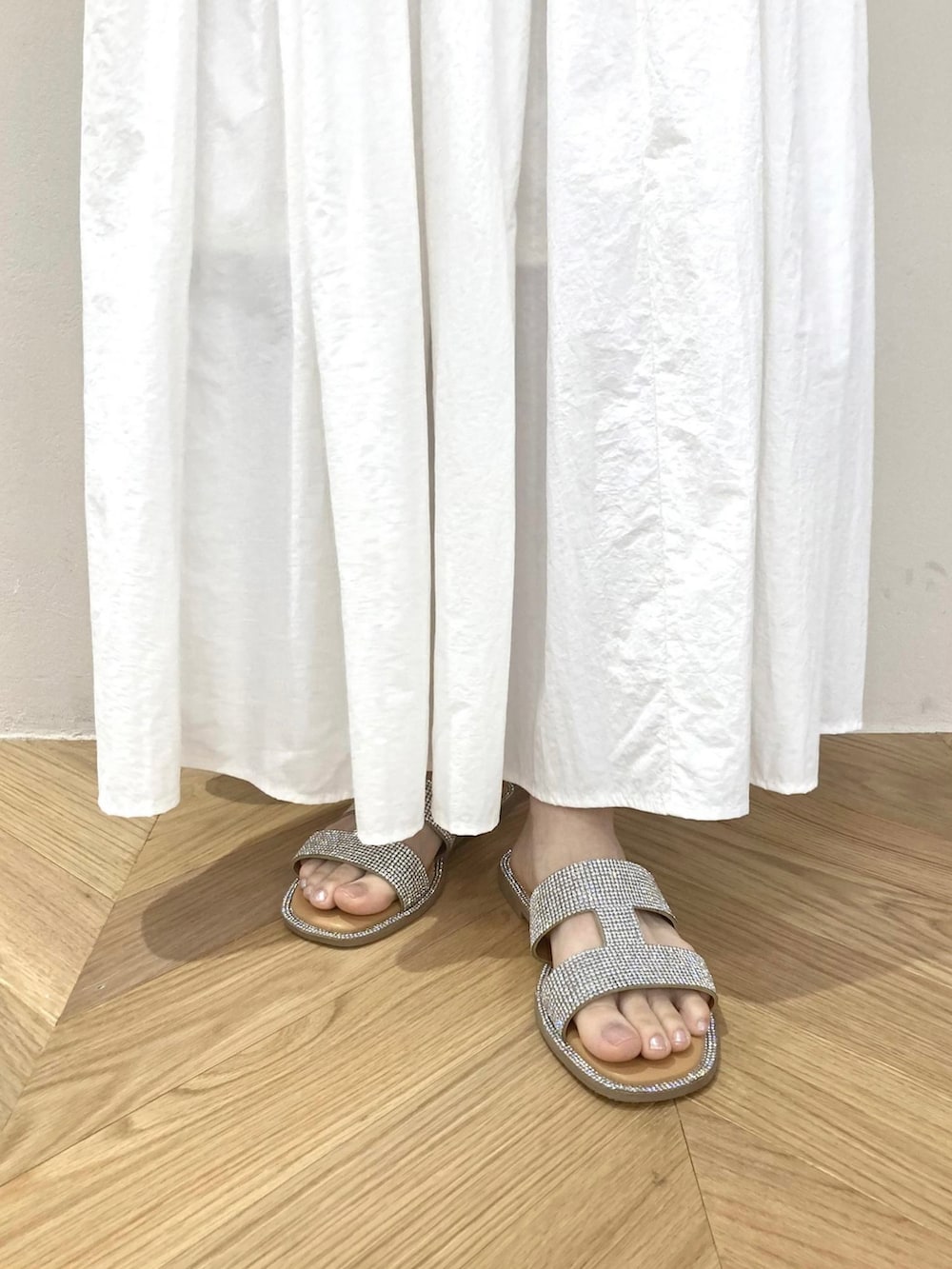 「春服コーデ、ラクチンコーデ、カジュアル、ロングワンピース、アダムエロペ(ADAM ET ROPE')、Adam et Rope'、ティアードワンピース、リゾートスタイル、新作、ホワイトコーデ、ショップスタッフのアクティブコーデ」｜「ADAM ET ROPE'の【サステナブル】ティアードドッキングワンピース（ワンピース、ホワイト系）」を使った、ADAM ET ROPE' STAFFさん（レディース・159cm）の春コーディネートの4枚目の写真