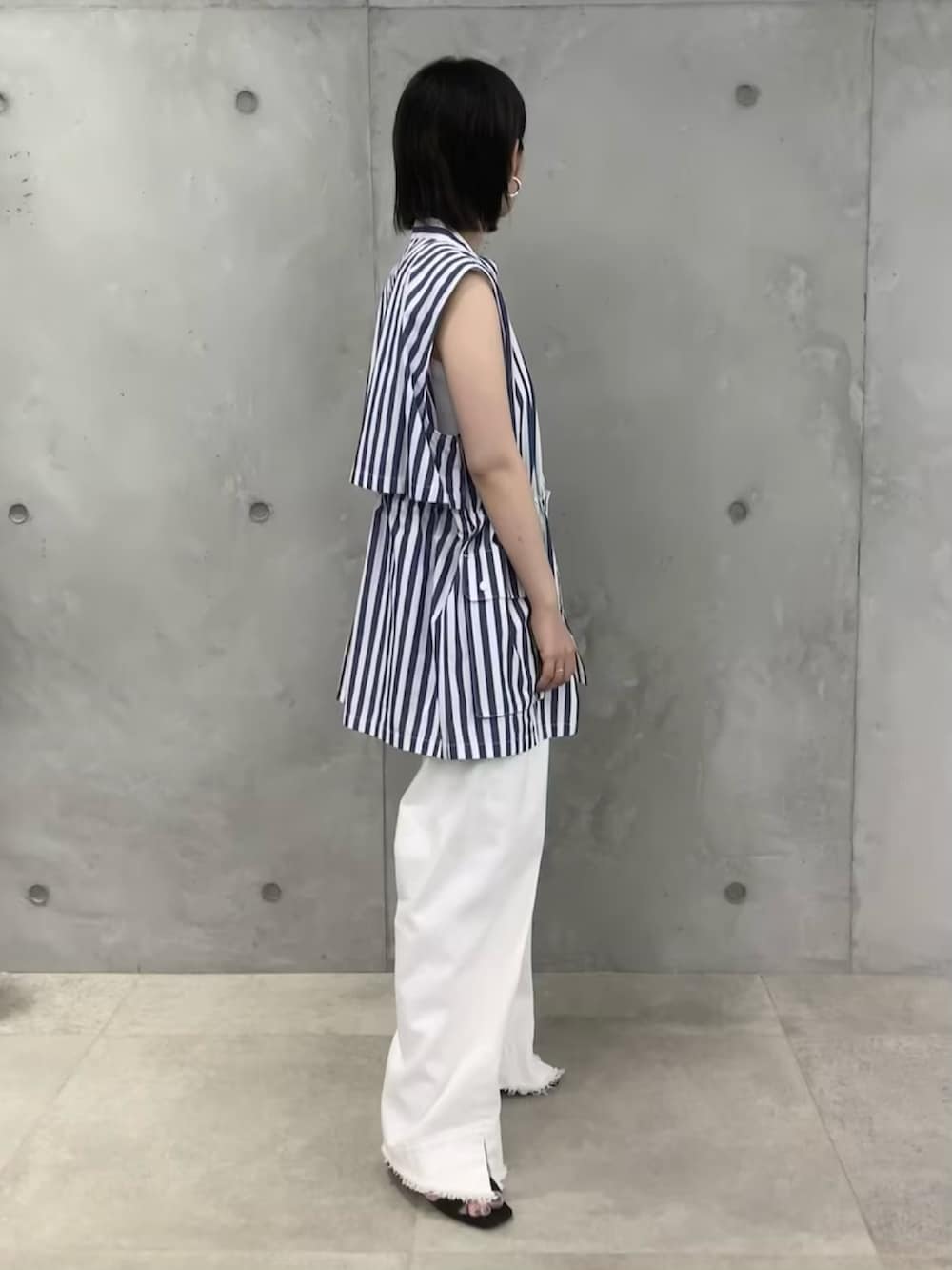 「ベスト、ストライプシャツ、マリン、ジレ、アダムエロペ(ADAM ET ROPE')、Adam et Rope'、夏コーデ、アダムエロペ、adametrope、Adam et Ropé」｜「ADAM ET ROPE'のシャツベスト（シャツ/ブラウス、ホワイト系）」を使った、ADAM ET ROPE' STAFFさん（レディース・154cm）の春コーディネートの3枚目の写真