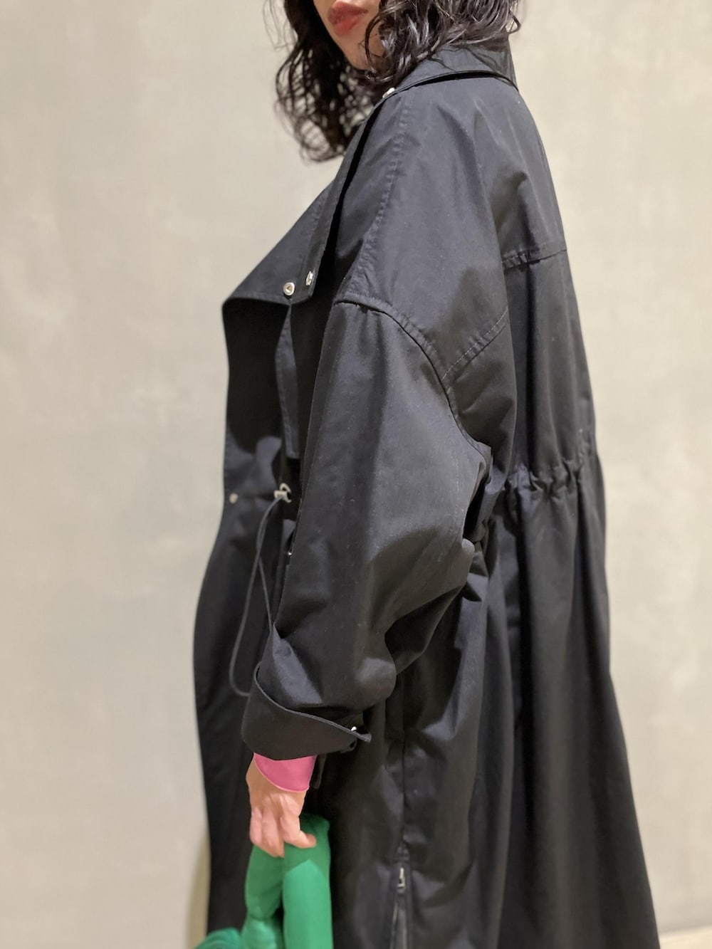 「アダムエロペ(ADAM ET ROPE')、Adam et Rope'、春コーデ、春カラー、ピンク、デニム、ジーンズ、差し色、レイヤードスタイル、レイヤード、重ね着、ハンドバッグ、Ganni、モッズコート、春コート」｜「ADAM ET ROPE'の【サステナブル】ルーズフィットアジャストデニム（デニムパンツ、ブルー系）」を使った、ADAM ET ROPE' STAFFさん（レディース・165cm）の冬コーディネートの4枚目の写真