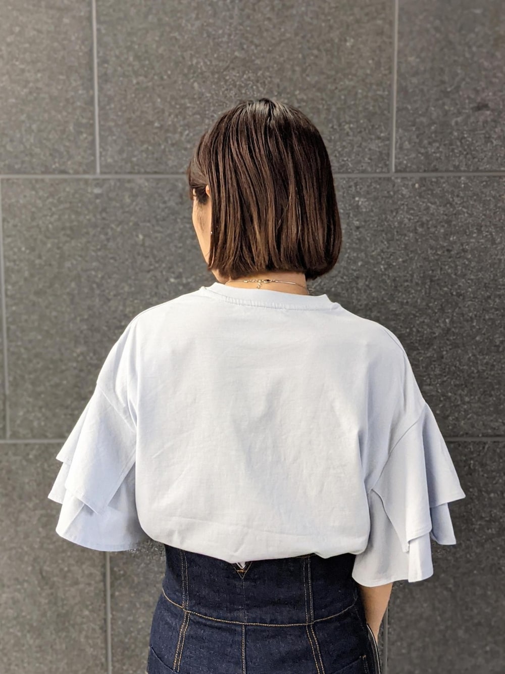 「デニム、ハイウエスト、デニムパンツ、サンダル、アダムエロペ(ADAM ET ROPE')、Adam et Rope'、ボリュームスリーブ、フレアスリーブ、袖ボリューム、ボリューム袖」｜「ADAM ET ROPE'の【WEB限定】フレアスリーブカットプルオーバー（Tシャツ/カットソー、ブルー系）」を使った、ADAM ET ROPE' STAFFさん（レディース・163cm）の春コーディネートの4枚目の写真
