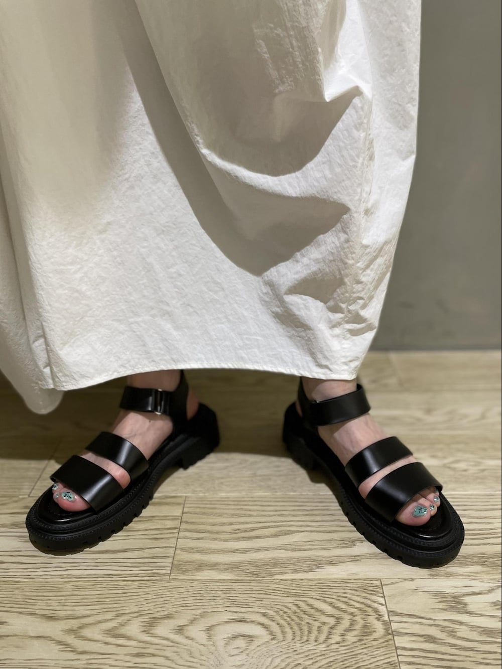 「ワンピース、ショルダーバッグ、厚底シューズ、アダムエロペ(ADAM ET ROPE')、ロングワンピース、Adam et Rope'、夏コーデ、ノースリーブ、厚底サンダル、ベルクロ」｜「HVISKの【HVISK】JOLLY RUSH TWILL（ショルダーバッグ、レッド系）」を使った、ADAM ET ROPE' STAFFさん（レディース・157cm）の夏コーディネートの5枚目の写真