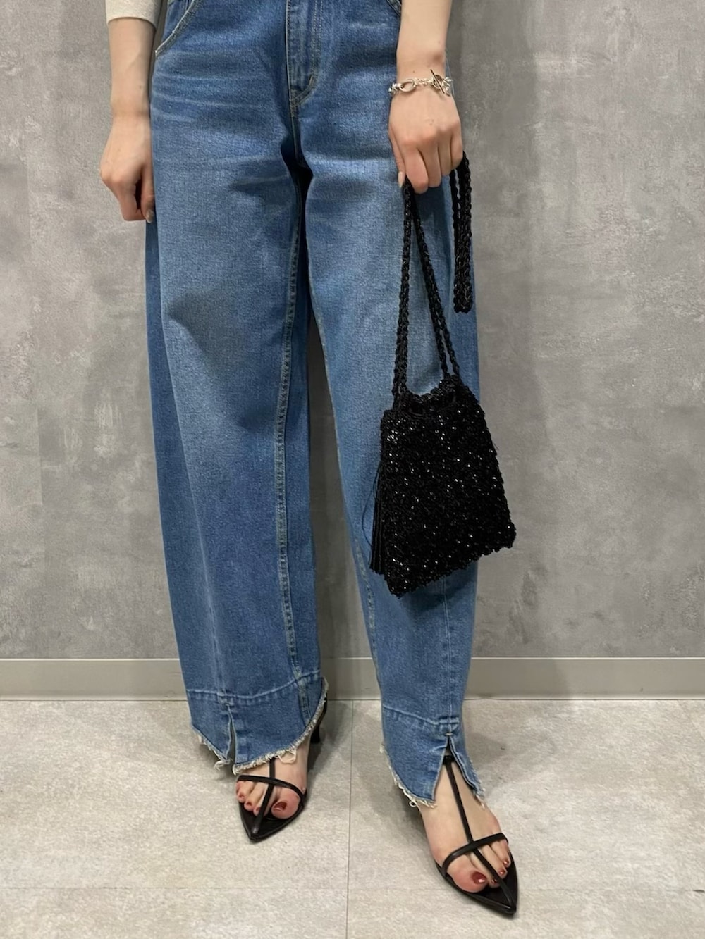 ブルー系のTシャツ/カットソー、ブルー系のデニムパンツ、ブラック系のサンダルを着用したレディースの春コーディネートの5枚目の写真