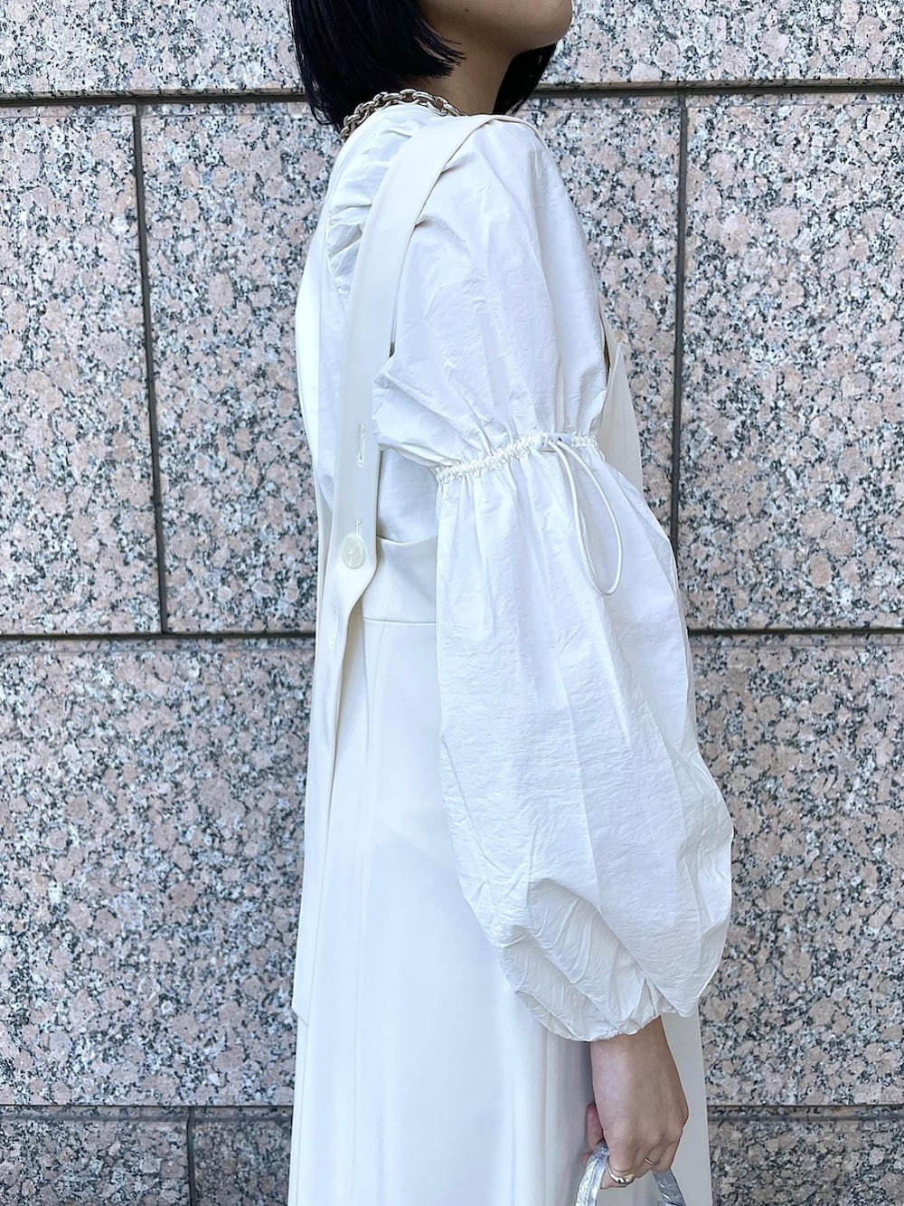 「春夏コーデ、大人かわいい、休日スタイル、ジャンパースカート、ホワイトコーデ、ブラウス、アダムエロペ(ADAM ET ROPE')、Adam et Rope'、adametrope、ギャザーブラウス、ショップスタッフの好印象コーデ」｜「ADAM ET ROPE'のバルーンジャンパースカート（ジャンパースカート、ホワイト系）」を使った、ADAM ET ROPE' STAFFさん（レディース・162cm）の春コーディネートの3枚目の写真