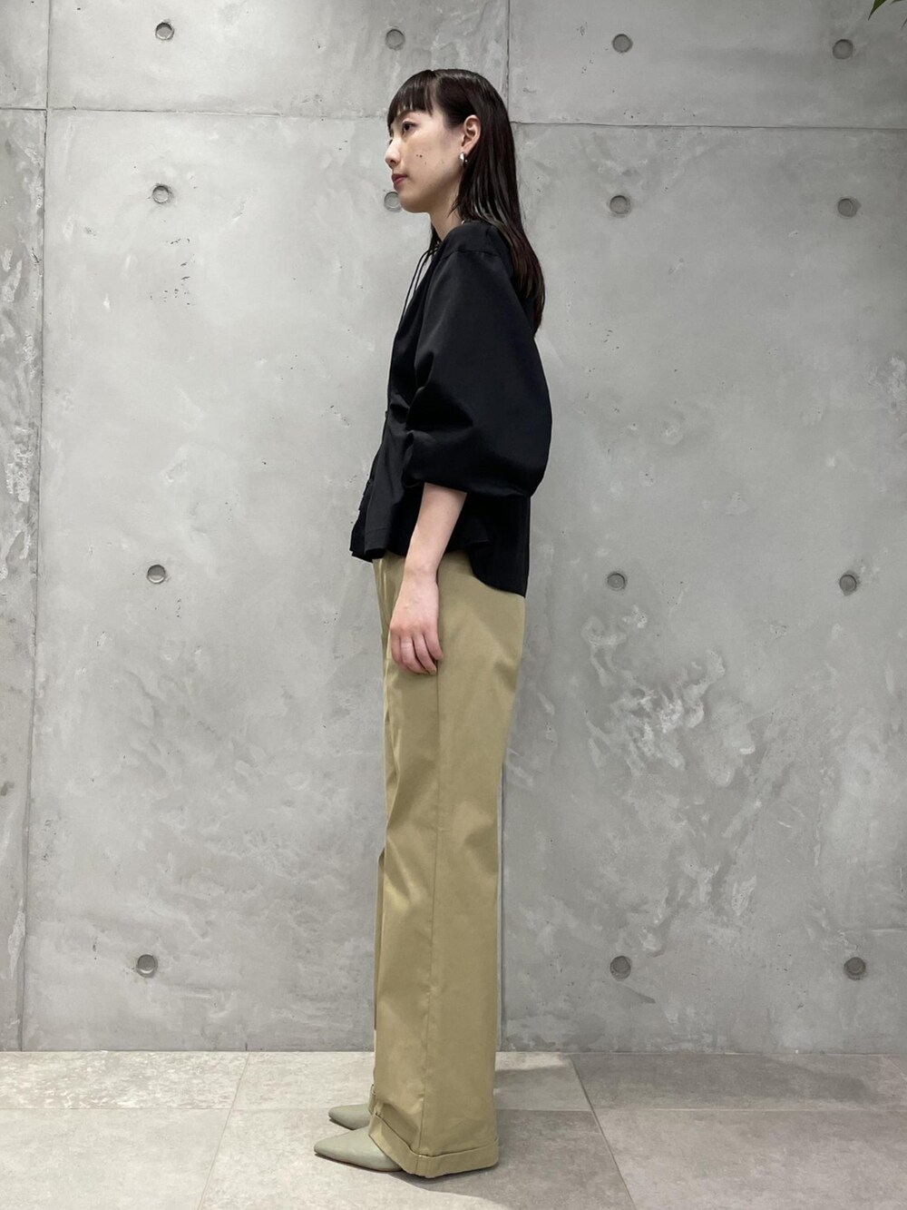 ベージュ系のチノパンツ、ホワイト系のキャミソール、ブラック系のシャツ/ブラウスを着用したレディースの夏コーディネートの2枚目の写真