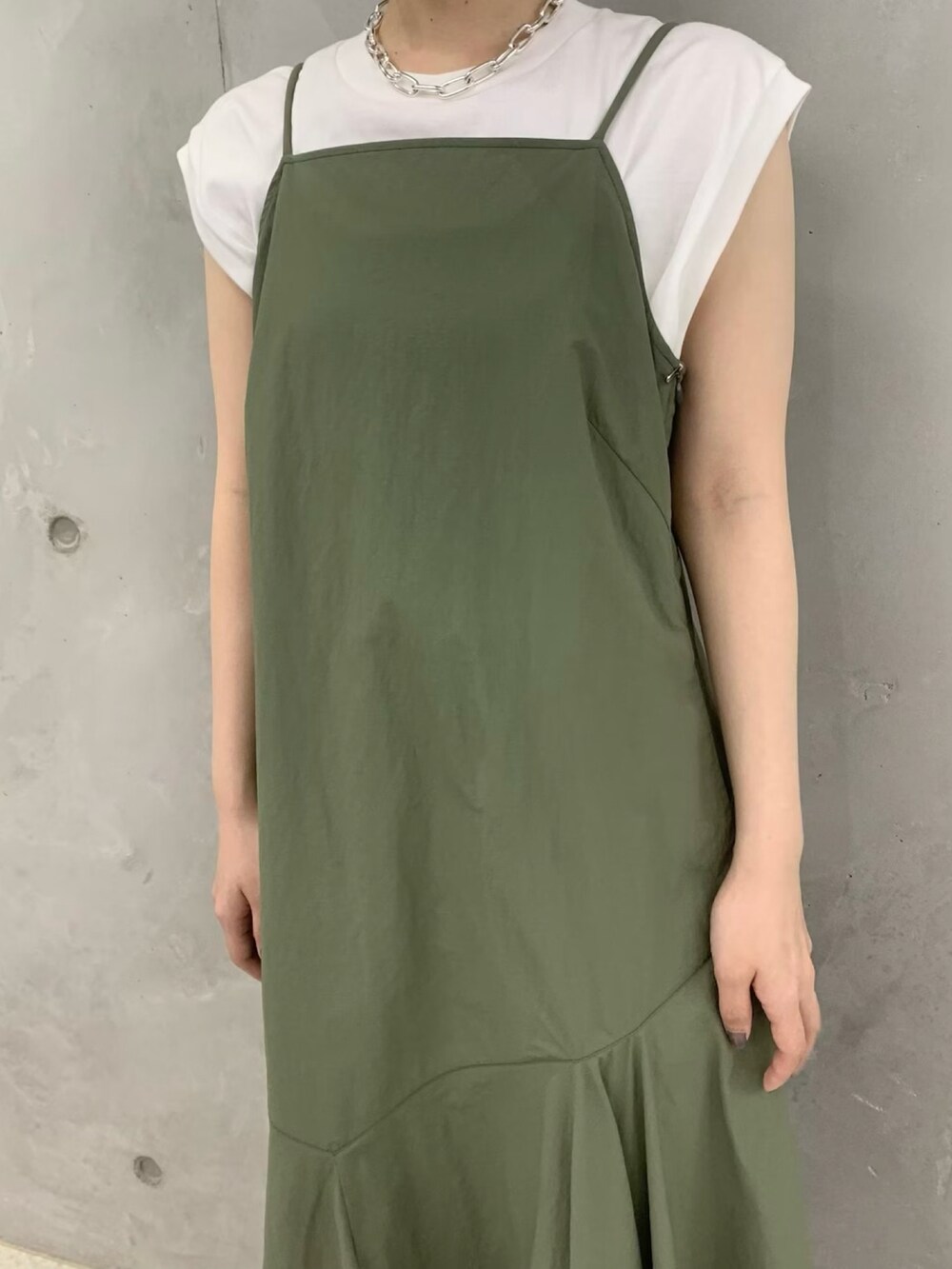 「シンプルコーデ、大人コーデ、アダムエロペ(ADAM ET ROPE')、Adam et Rope'、アダムエロペ、adametrope、キャミワンピ、リゾートスタイル、旅行、カーキ、休日スタイル」｜「ADAM ET ROPE'のリップストップキャミワンピース（ドレス、グリーン系）」を使った、ADAM ET ROPE' STAFFさん（レディース・154cm）の春コーディネートの4枚目の写真