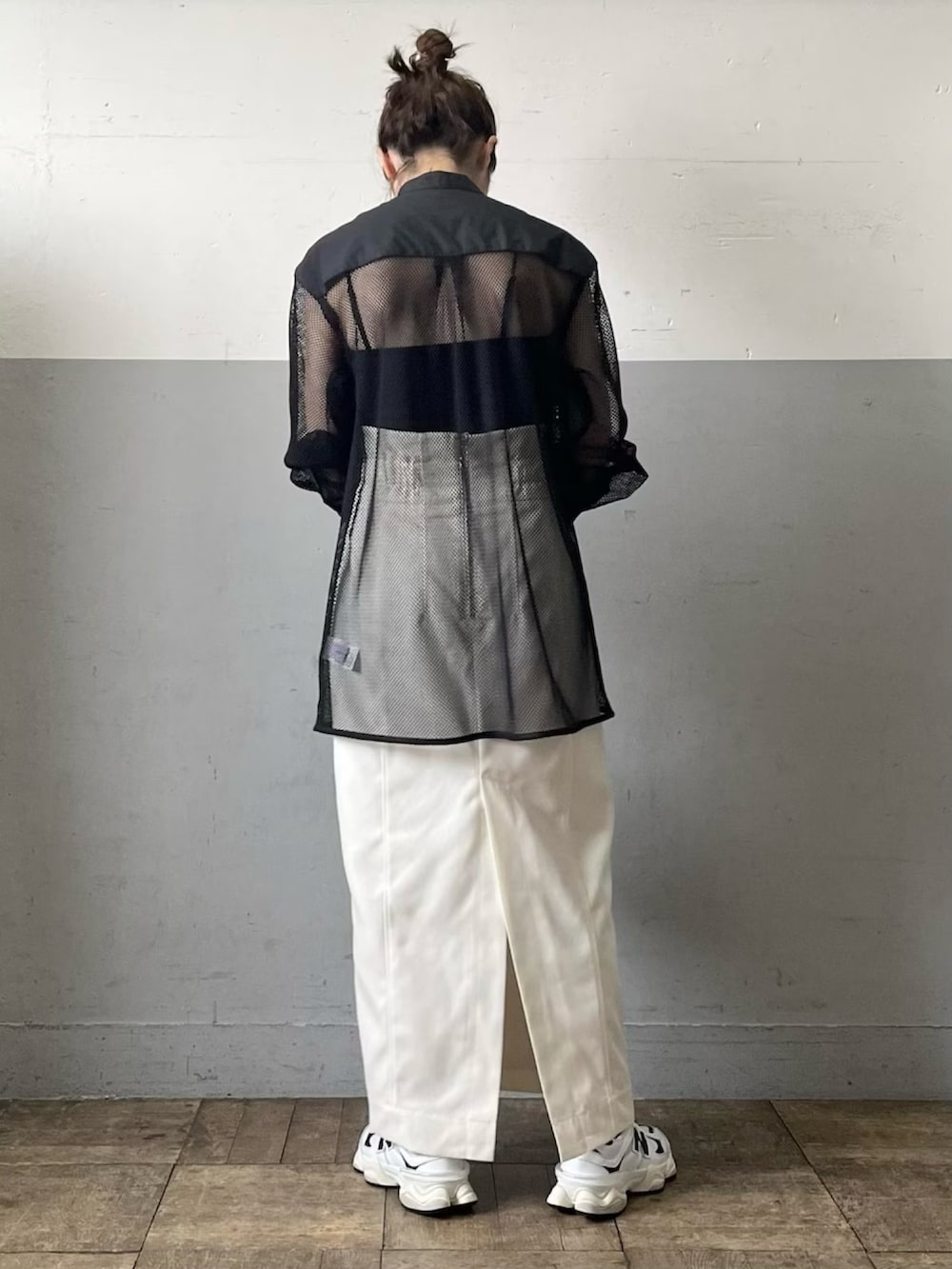 「休日コーデ、アダムエロペ(ADAM ET ROPE')、Adam et Rope'、モノトーンコーデ、シースルー、シンプルスタイル、アダムエロペ、おでかけコーデ、メッシュトップス、adametrope」｜「ADAM ET ROPE'の【サステナブル】スタンドカラーメッシュシャツ（シャツ/ブラウス、ブラック系）」を使った、ADAM ET ROPE' STAFFさん（レディース・158cm）の春コーディネートの3枚目の写真