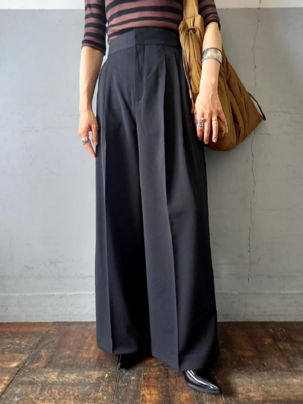 ブラック系のパンプス、ブラック系のスラックス、ブラウン系のTシャツ/カットソーを着用したレディースの秋コーディネートの4枚目の写真