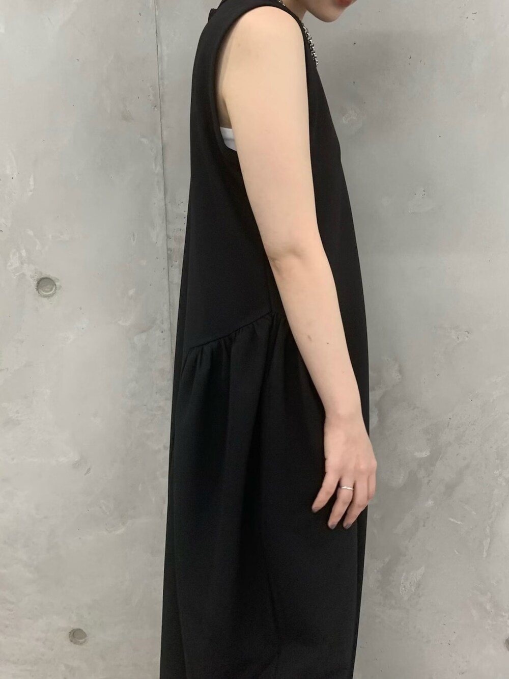 ブラック系のワンピース、ベージュ系のサンダルを着用したレディースの春コーディネートの4枚目の写真