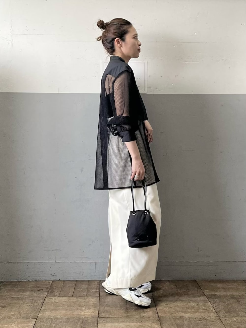 「休日コーデ、アダムエロペ(ADAM ET ROPE')、Adam et Rope'、モノトーンコーデ、シースルー、シンプルスタイル、アダムエロペ、おでかけコーデ、メッシュトップス、adametrope」｜「ADAM ET ROPE'の【サステナブル】スタンドカラーメッシュシャツ（シャツ/ブラウス、ブラック系）」を使った、ADAM ET ROPE' STAFFさん（レディース・158cm）の春コーディネートの4枚目の写真