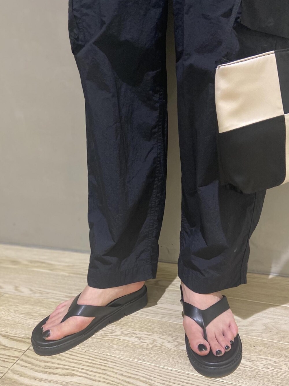 「カーディガン、ハイウエスト、ワークパンツ、アダムエロペ(ADAM ET ROPE')、Adam et Rope'、春コーデ、シアー、ラクチンコーデ、ナイロンパンツ、初夏コーデ」｜「ADAM ET ROPE'の【公式サイト・直営店舗限定】［ibipio］oval chain necklace (品番:GAZ62060)（ネックレス、シルバー系）」を使った、ADAM ET ROPE' STAFFさん（レディース・165cm）の春コーディネートの5枚目の写真