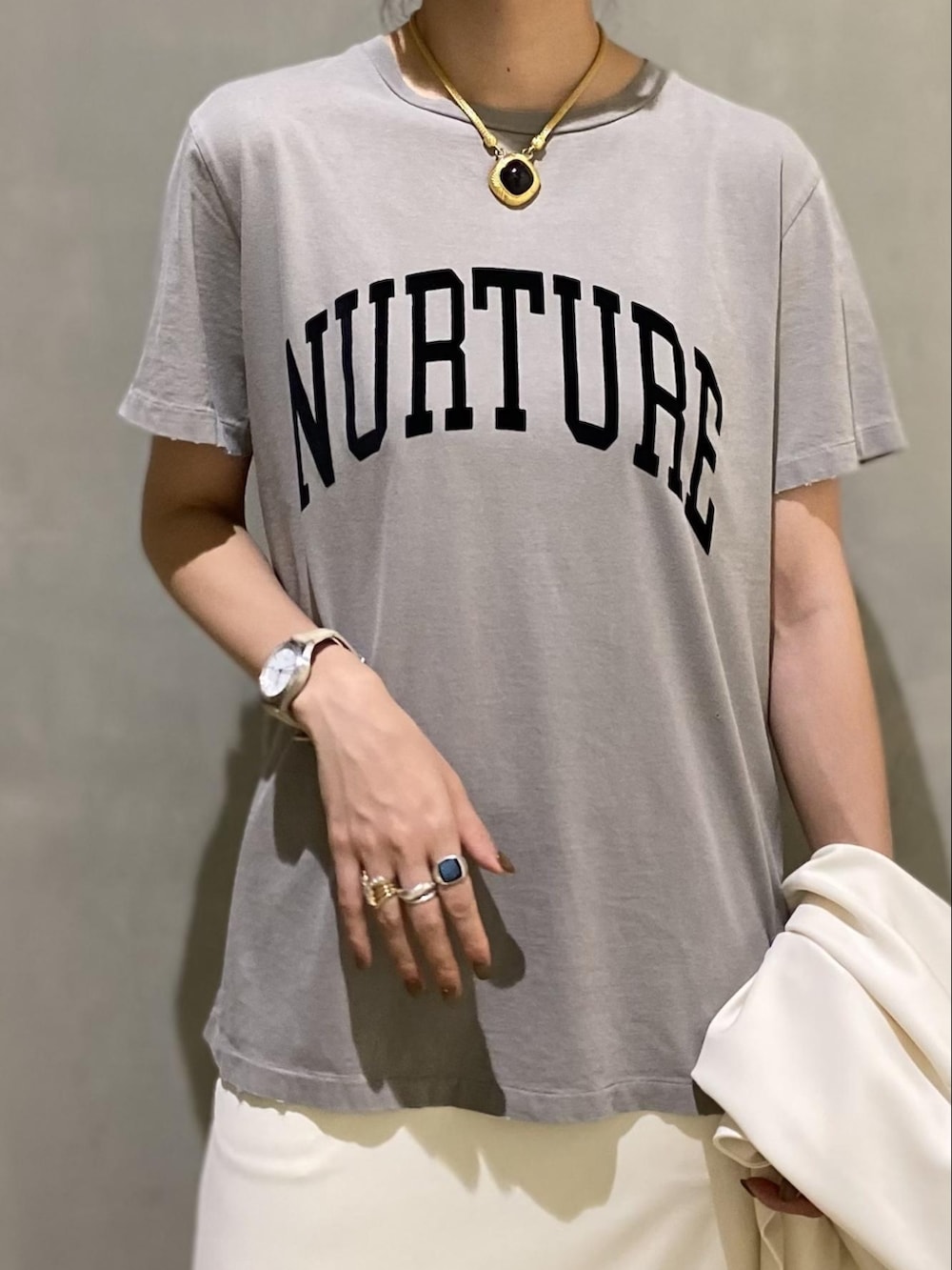 ホワイト系のその他アウター、グレー系のTシャツ/カットソー、ホワイト系のスカートを着用したレディースの夏コーディネートの2枚目の写真
