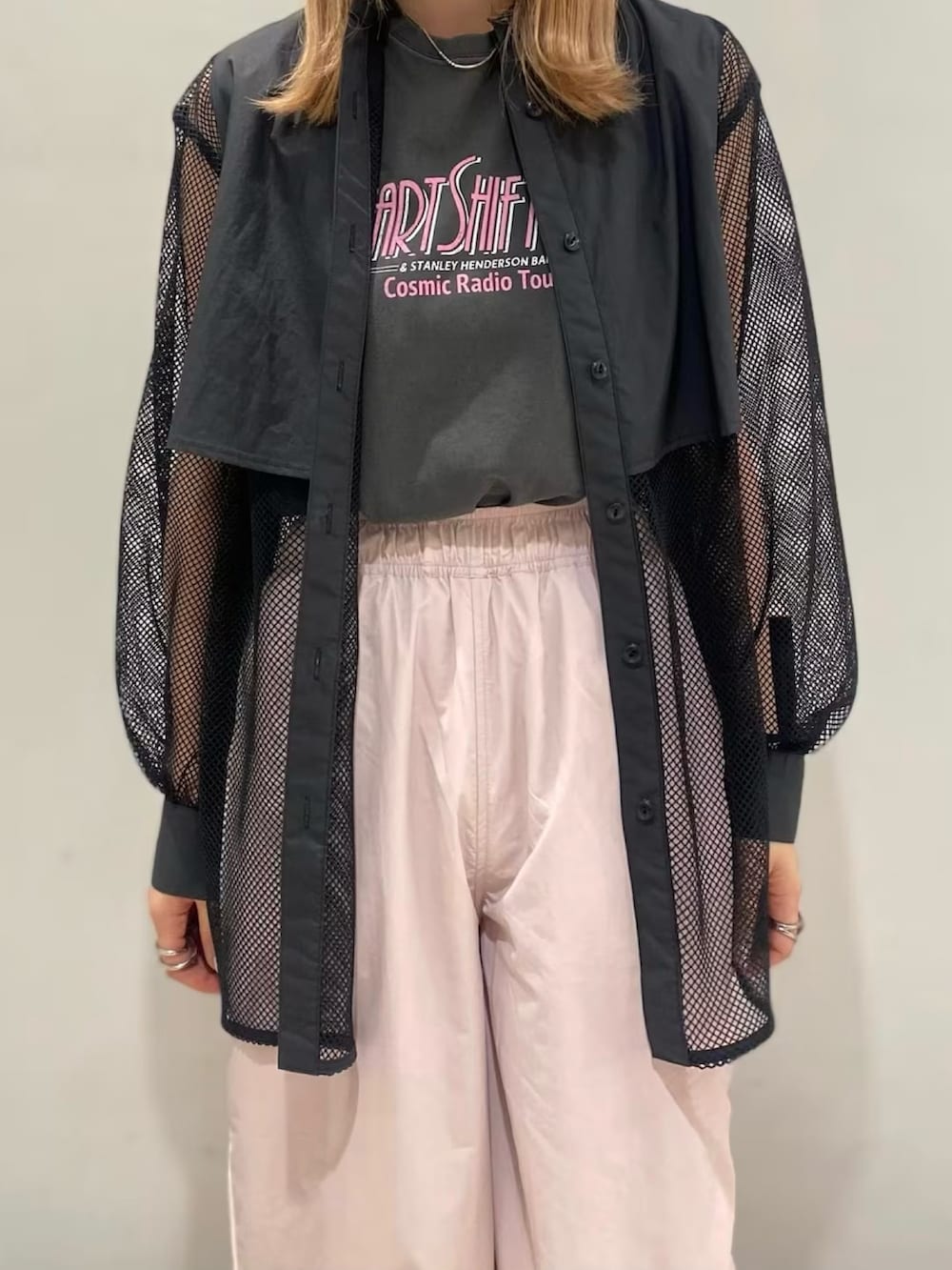 ブラック系のタンクトップ、ブラック系のシャツ/ブラウス、パープル系のカーゴパンツを着用したレディースの春コーディネートの4枚目の写真