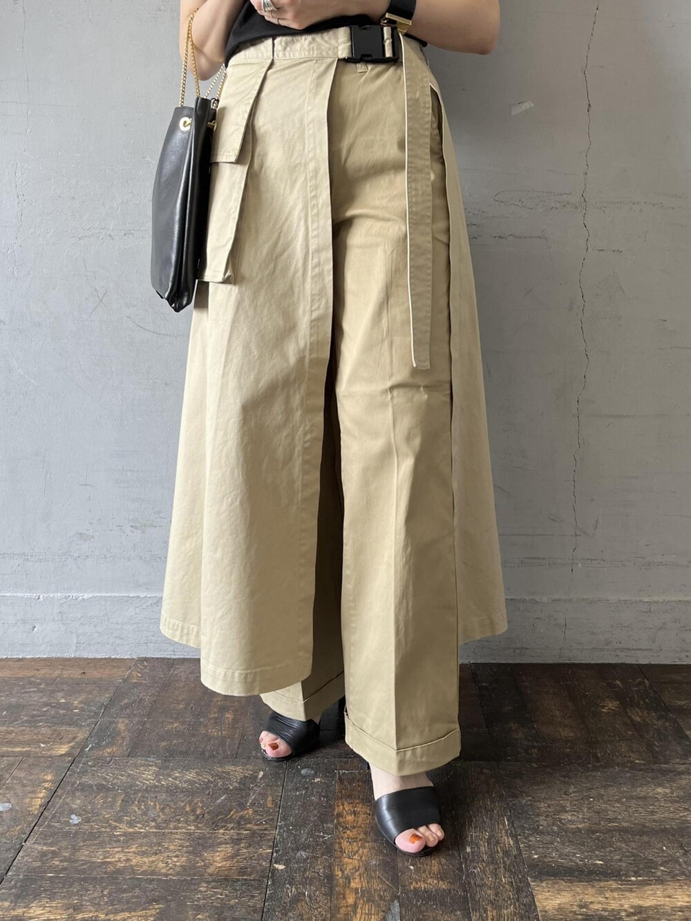 ブラック系のTシャツ/カットソー、ブラック系のショルダーバッグ、ベージュ系のその他パンツを着用したレディースの夏コーディネートの5枚目の写真