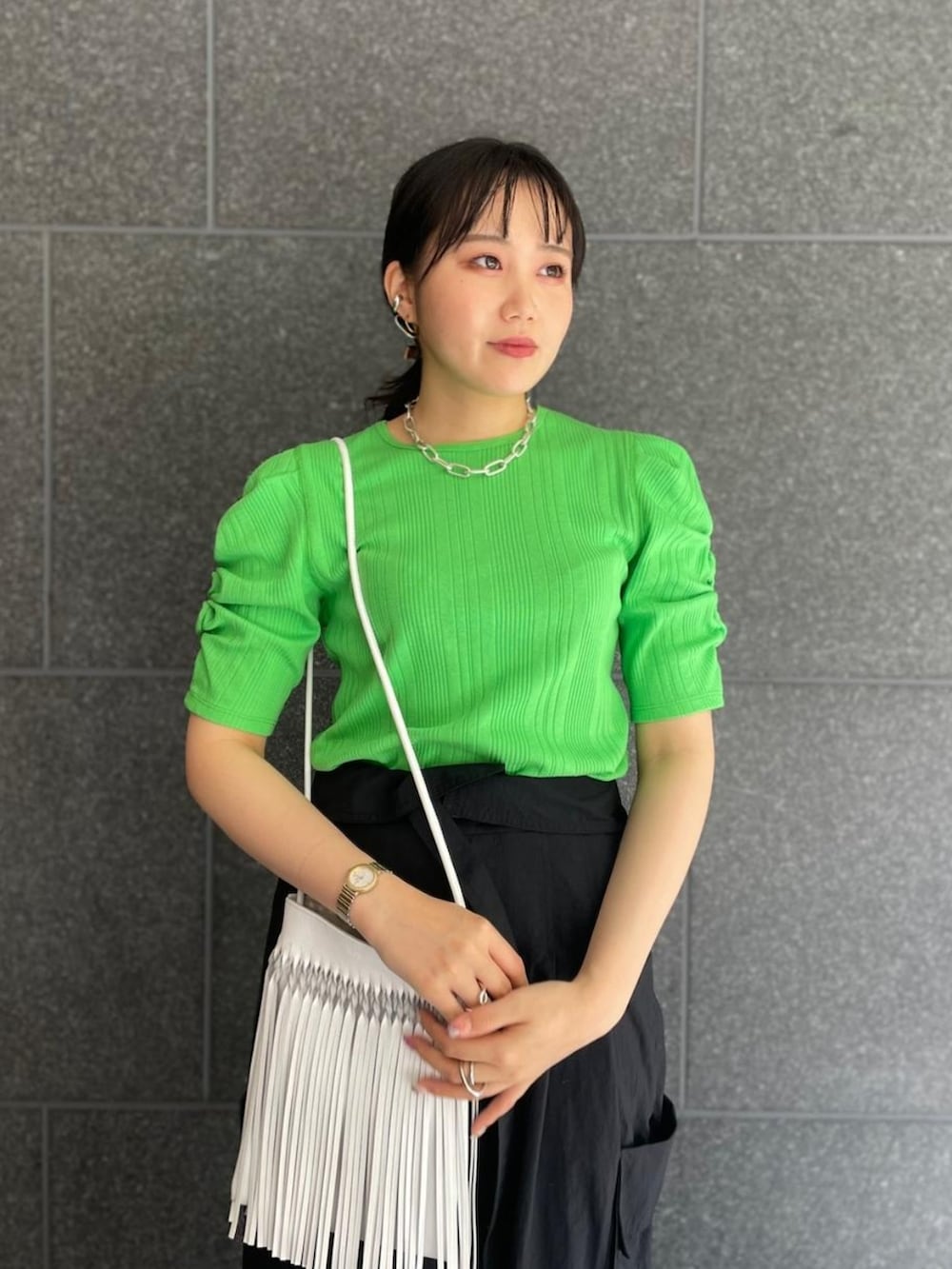 「ショルダーバッグ、サンダル、ワークパンツ、アダムエロペ(ADAM ET ROPE')、Adam et Rope'、夏コーデ、パフスリーブ、ナイロンパンツ、袖ボリューム、ボリューム袖」｜「ADAM ET ROPE'のパフショルダーリブプルオーバー（Tシャツ/カットソー、グリーン系）」を使った、ADAM ET ROPE' STAFFさん（レディース・156cm）の春コーディネートの2枚目の写真