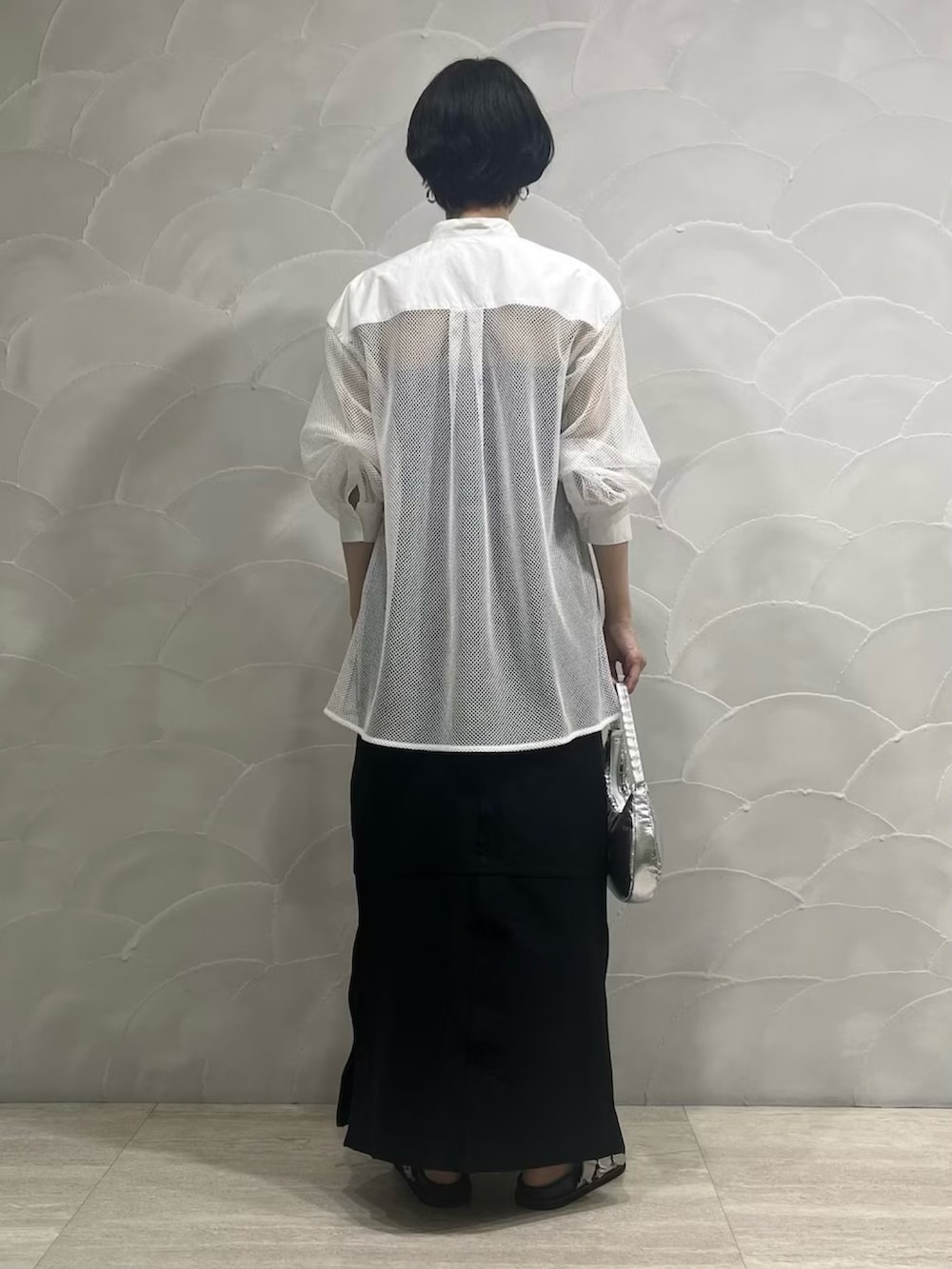 ホワイト系のシャツ/ブラウス、ブラック系のスカート、シルバー系のショルダーバッグを着用したレディースの春コーディネートの3枚目の写真